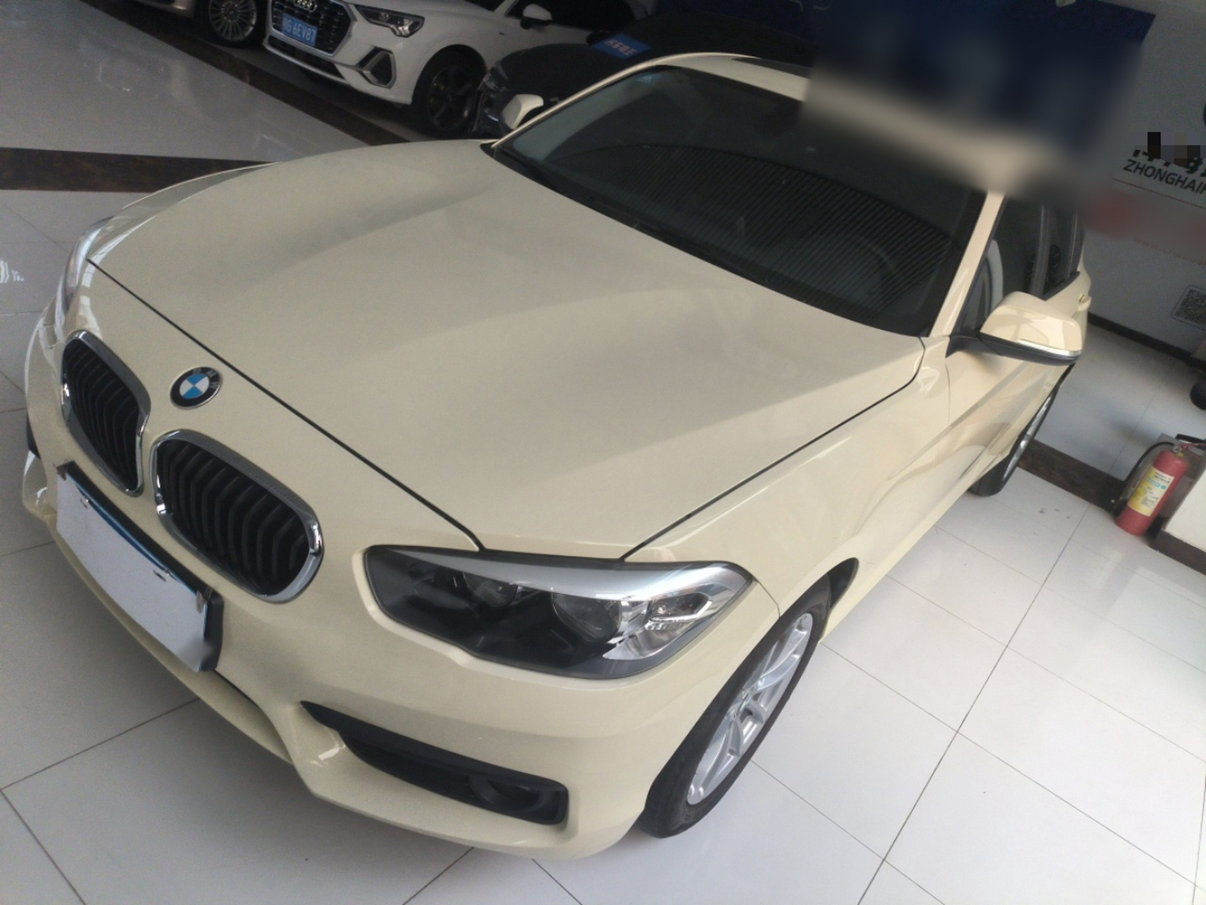 تحت مقدمة السيارة