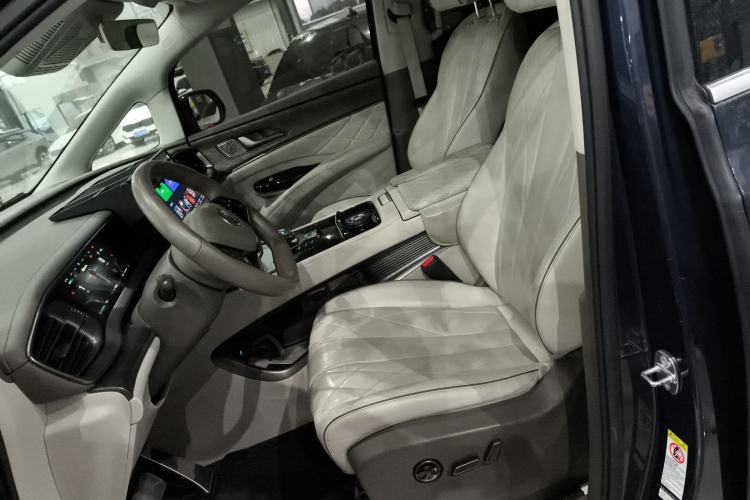 Used Denza D9 2022 DM-i 1040 Prestige Model
