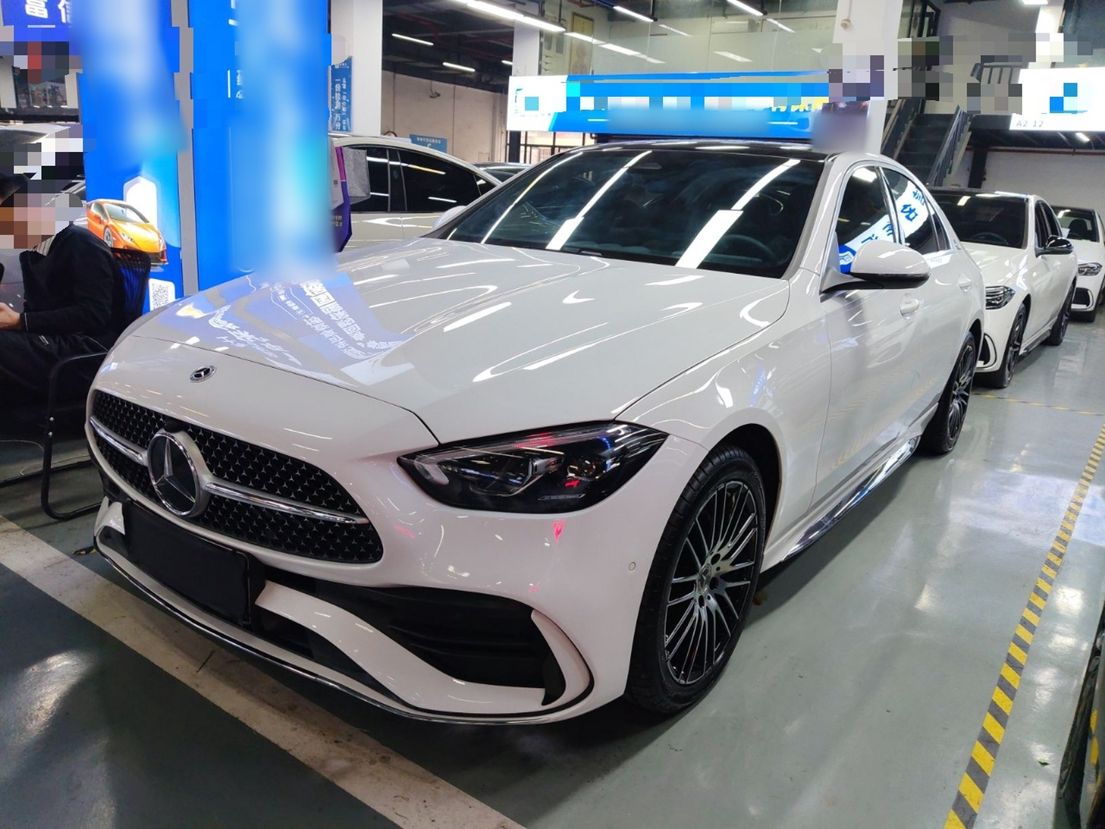 Под передней частью автомобиля