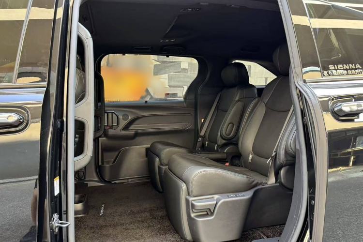 Used Toyota Sienna 2023 2.5L Hybrid Deluxe Edition
