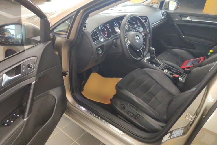 Used Volkswagen Golf 2018 230TSI Automatic Luxury Version
