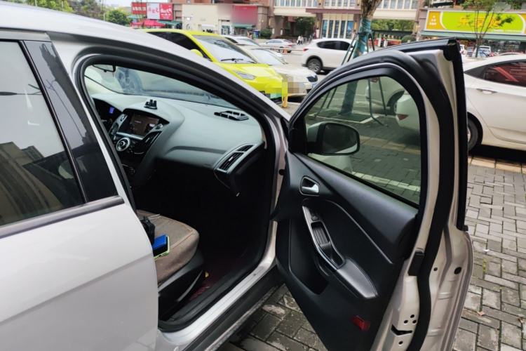 Used Ford Focus 2012 Sedan 1.6L Manual Fashion Edition
