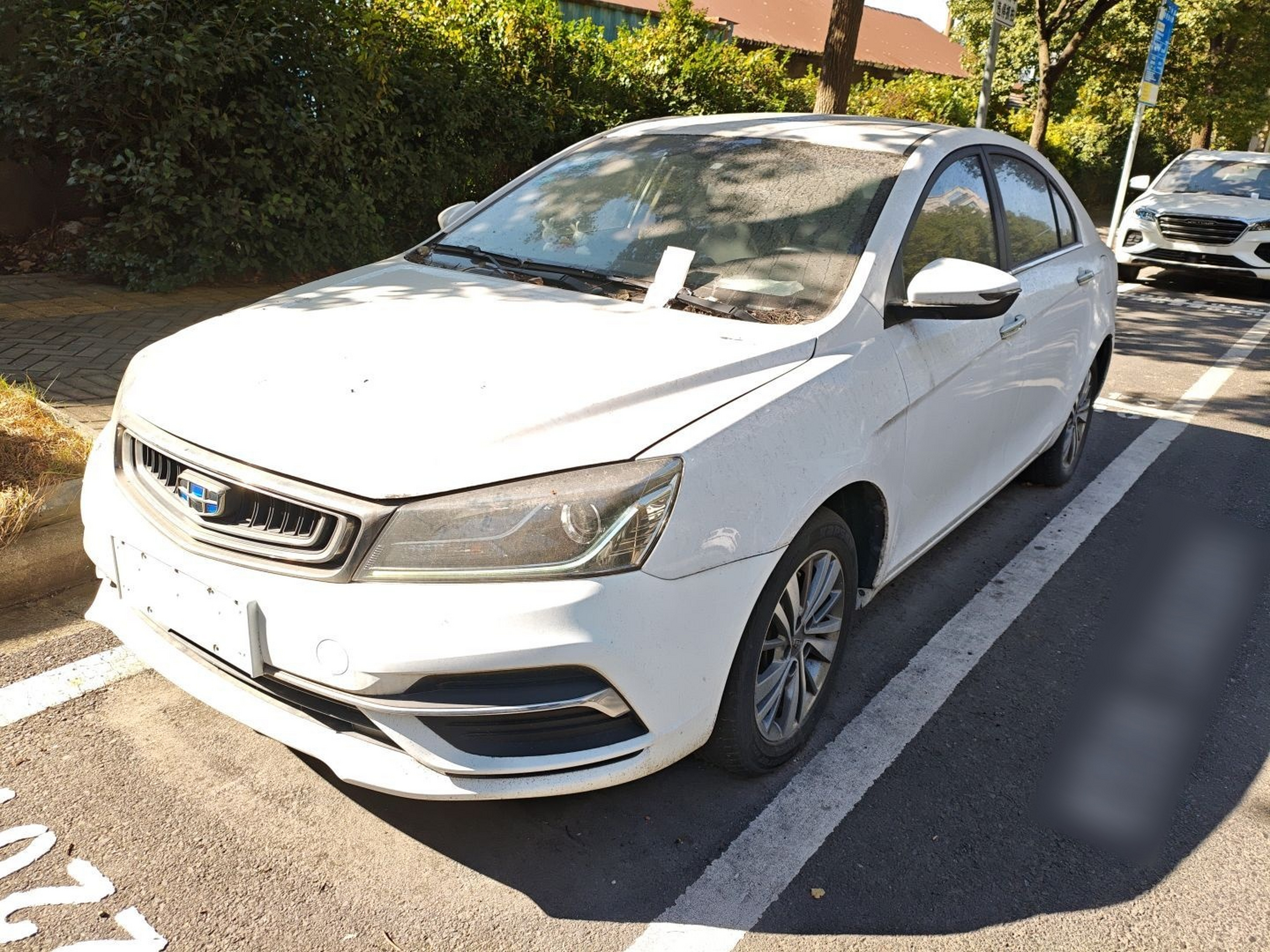 Под передней частью автомобиля