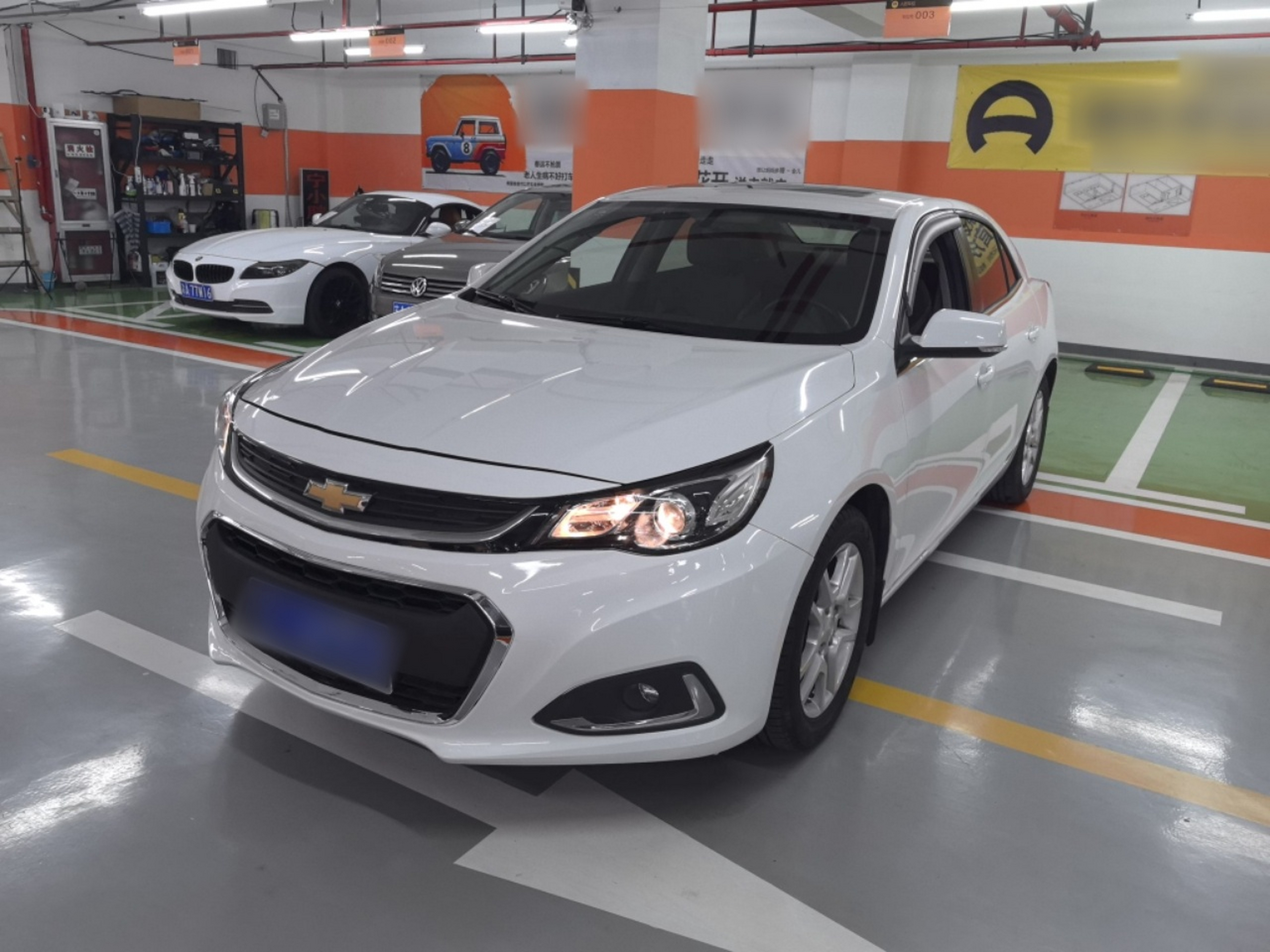 تحت مقدمة السيارة