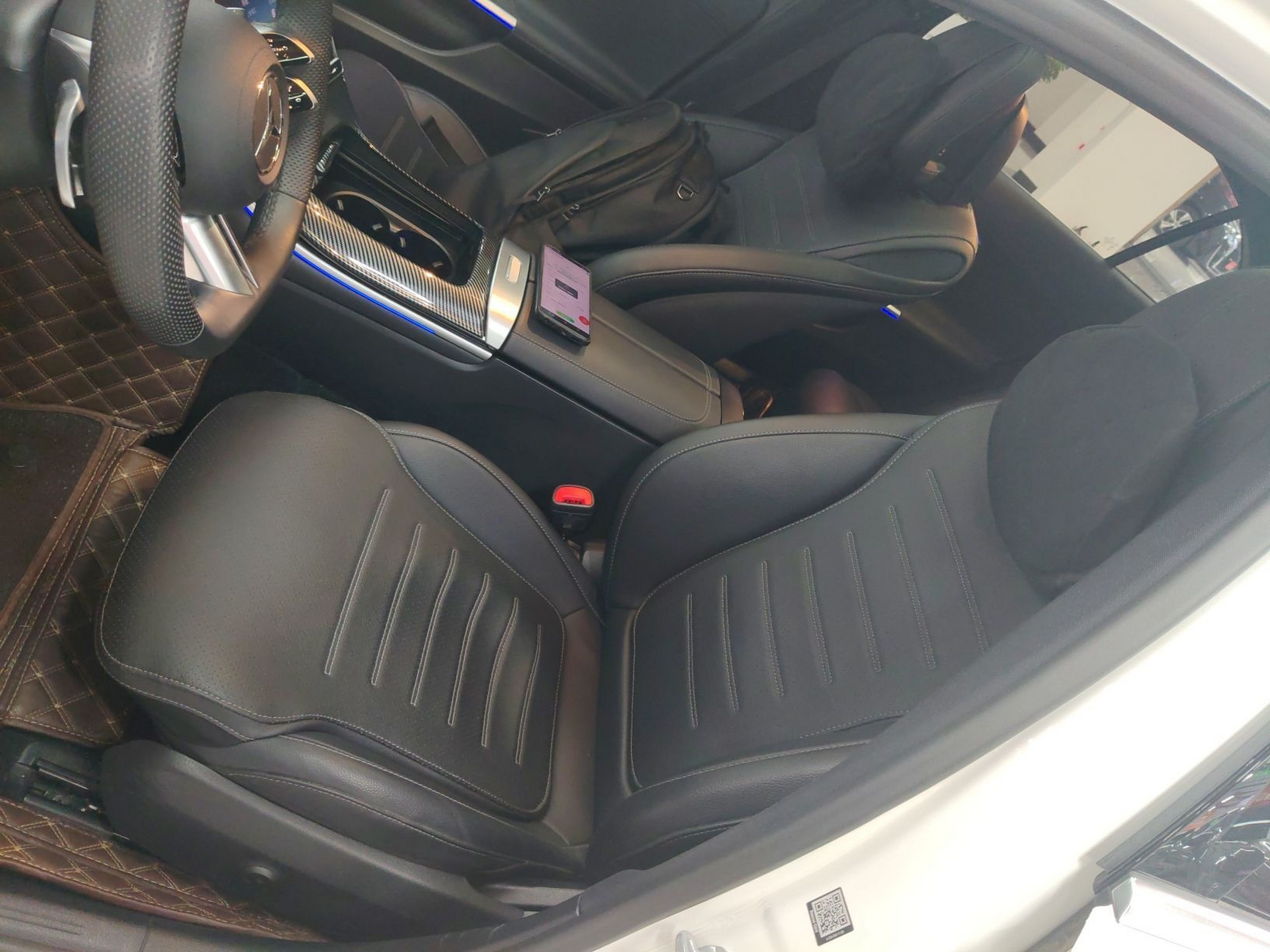 Переднее сиденье в автомобиле