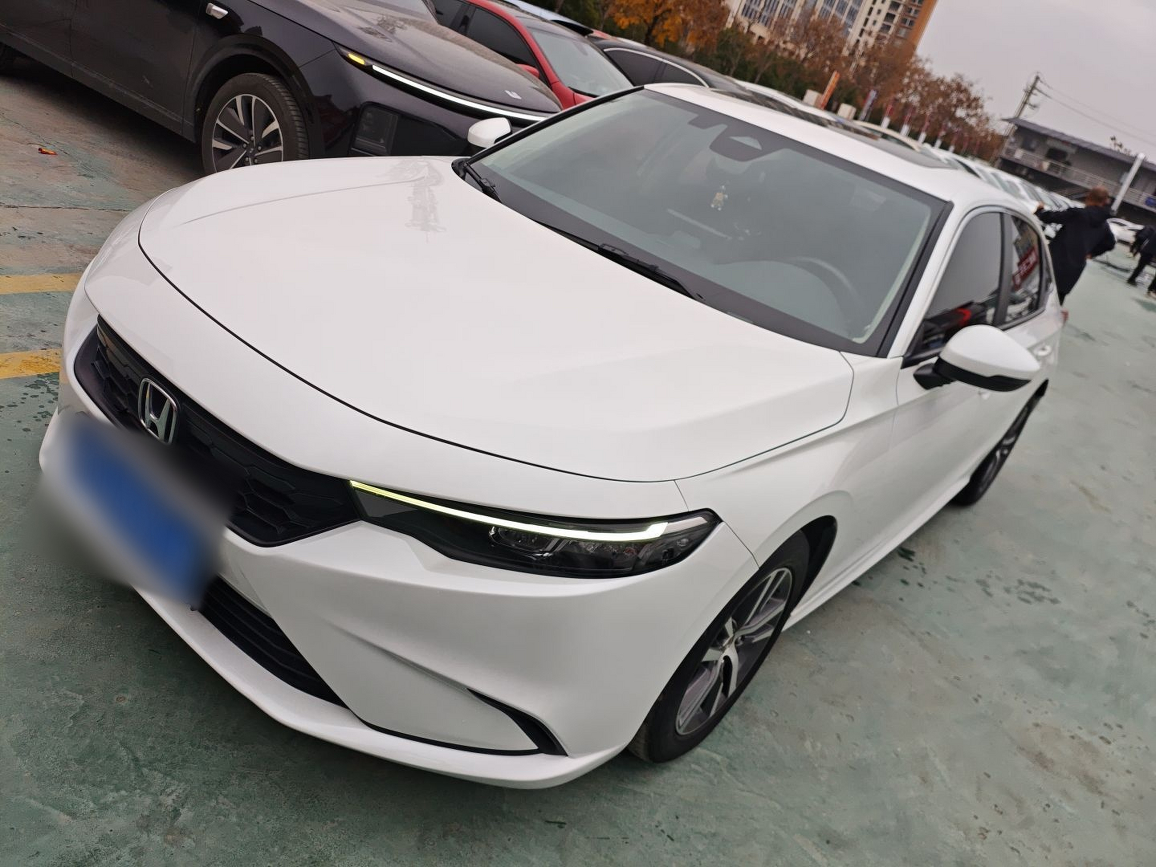 Под передней частью автомобиля