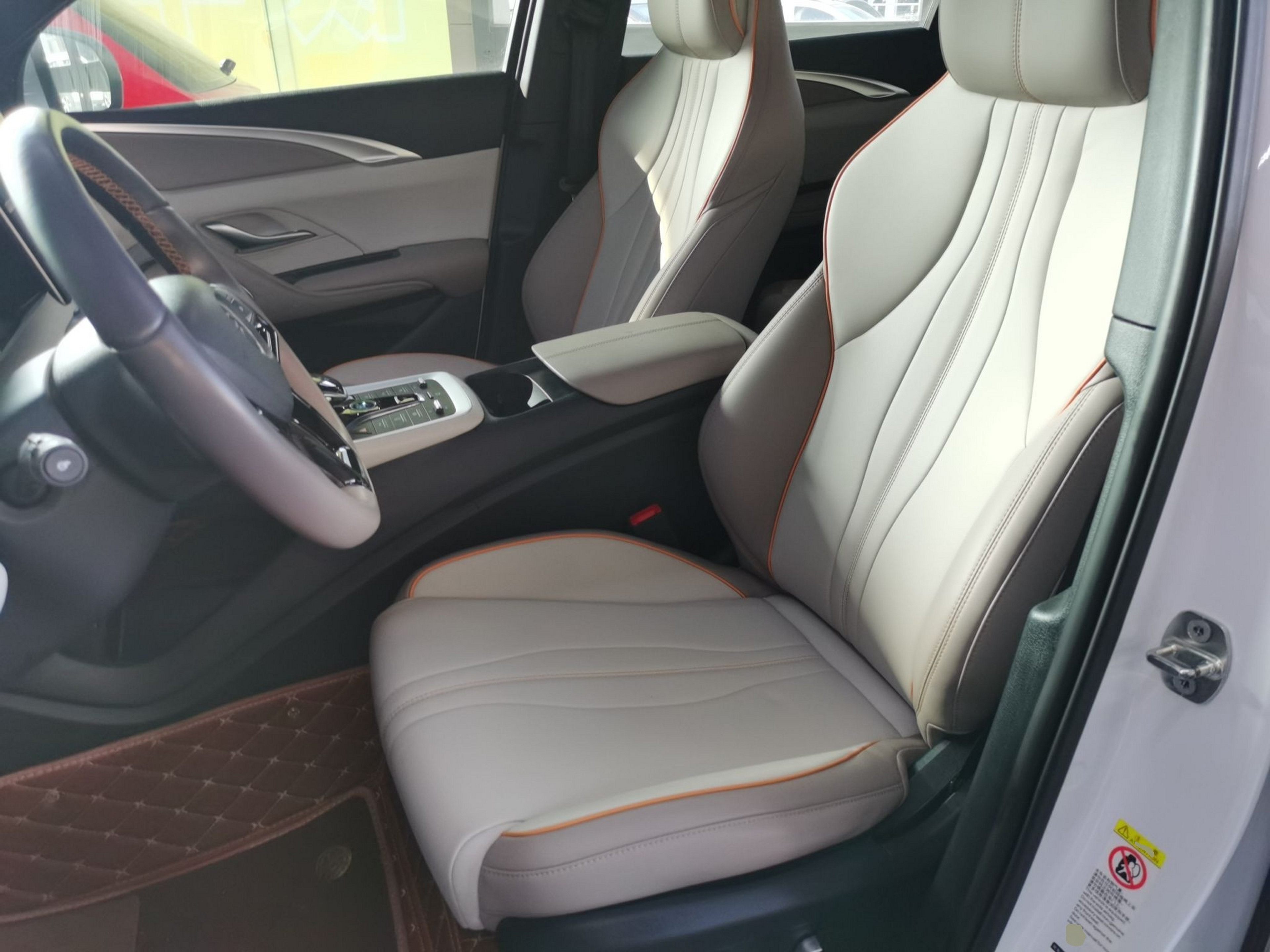 المقاعد الأمامية داخل السيارة