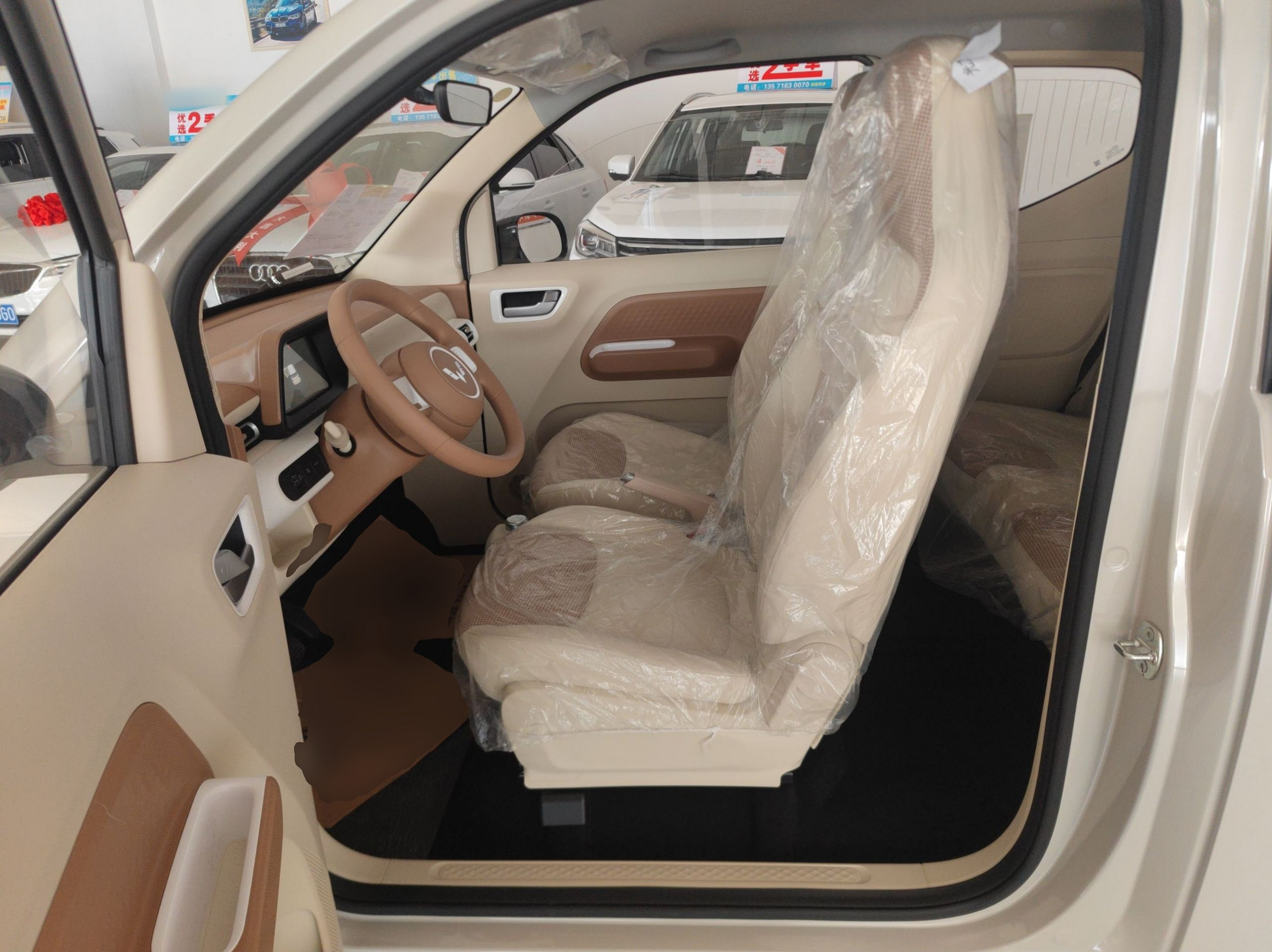 المقاعد الأمامية داخل السيارة