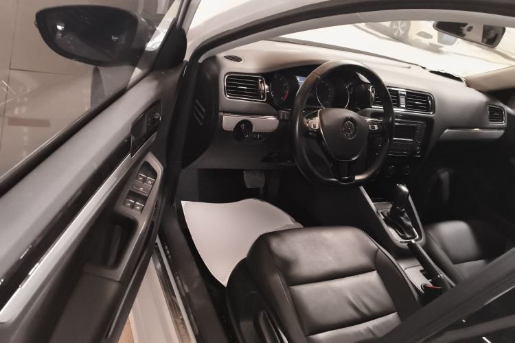 Used Volkswagen Sagitar 2015 230TSI Automatic Comfort Version
