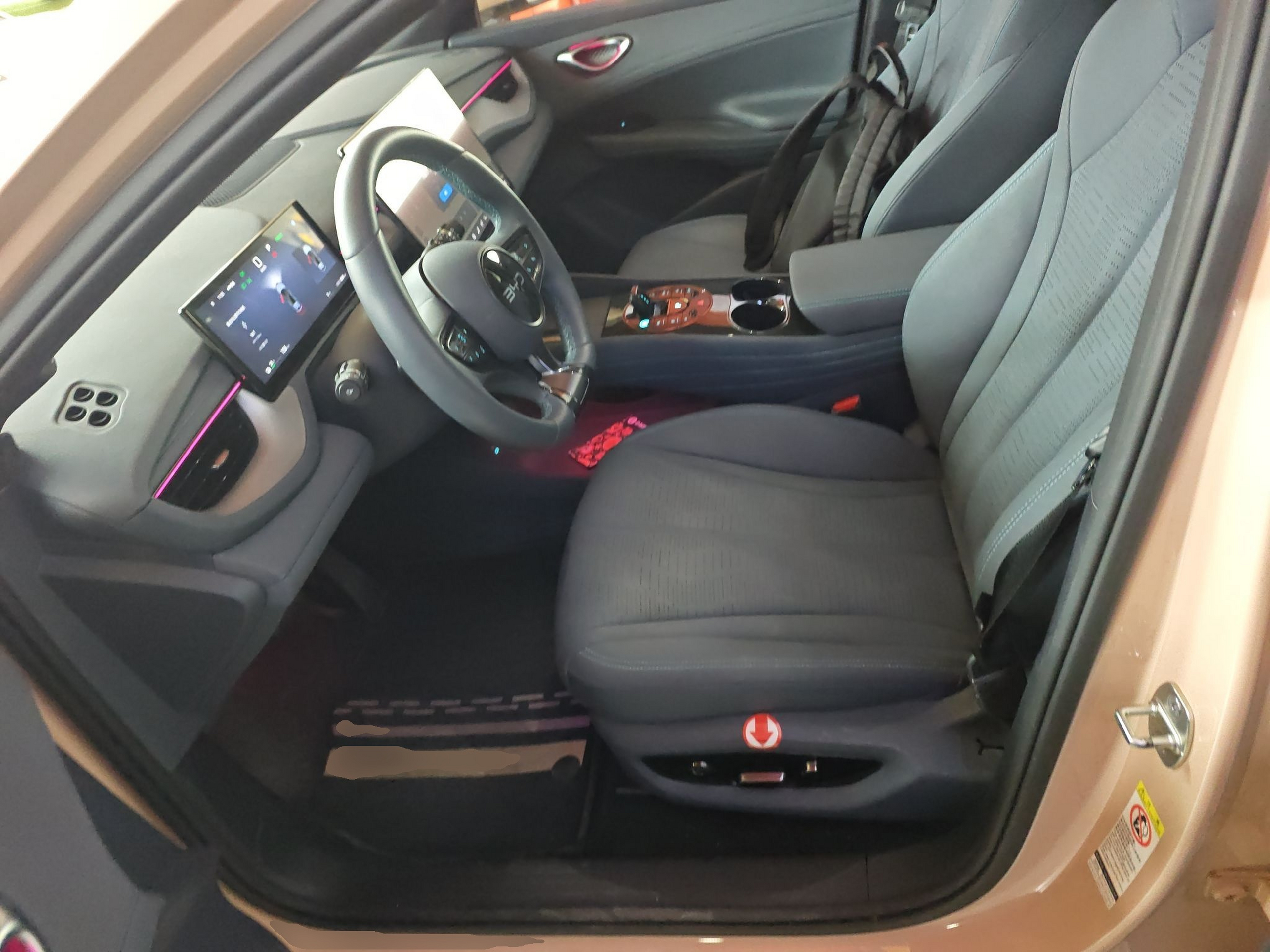 المقاعد الأمامية داخل السيارة