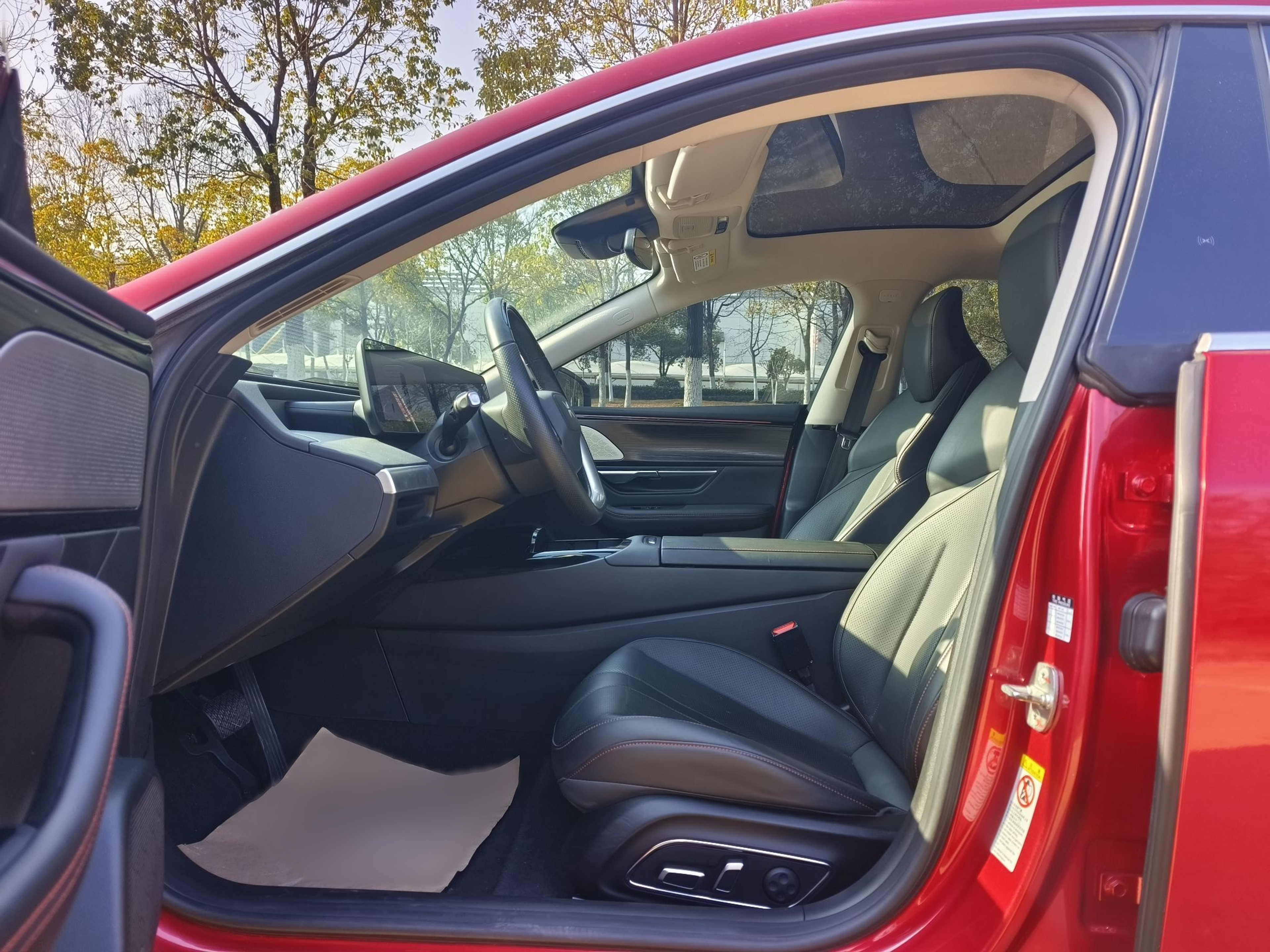 المقاعد الأمامية داخل السيارة