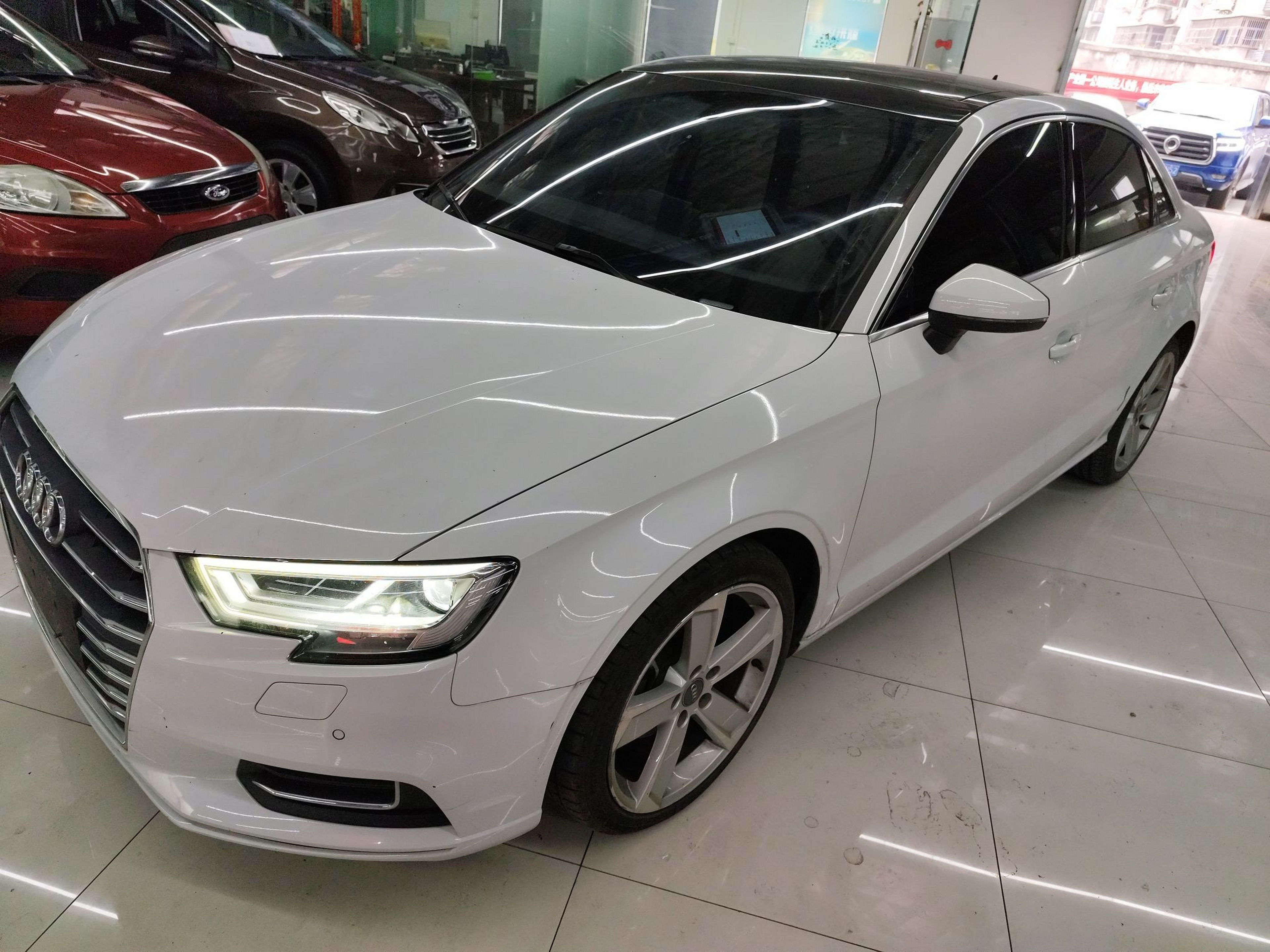 Под передней частью автомобиля