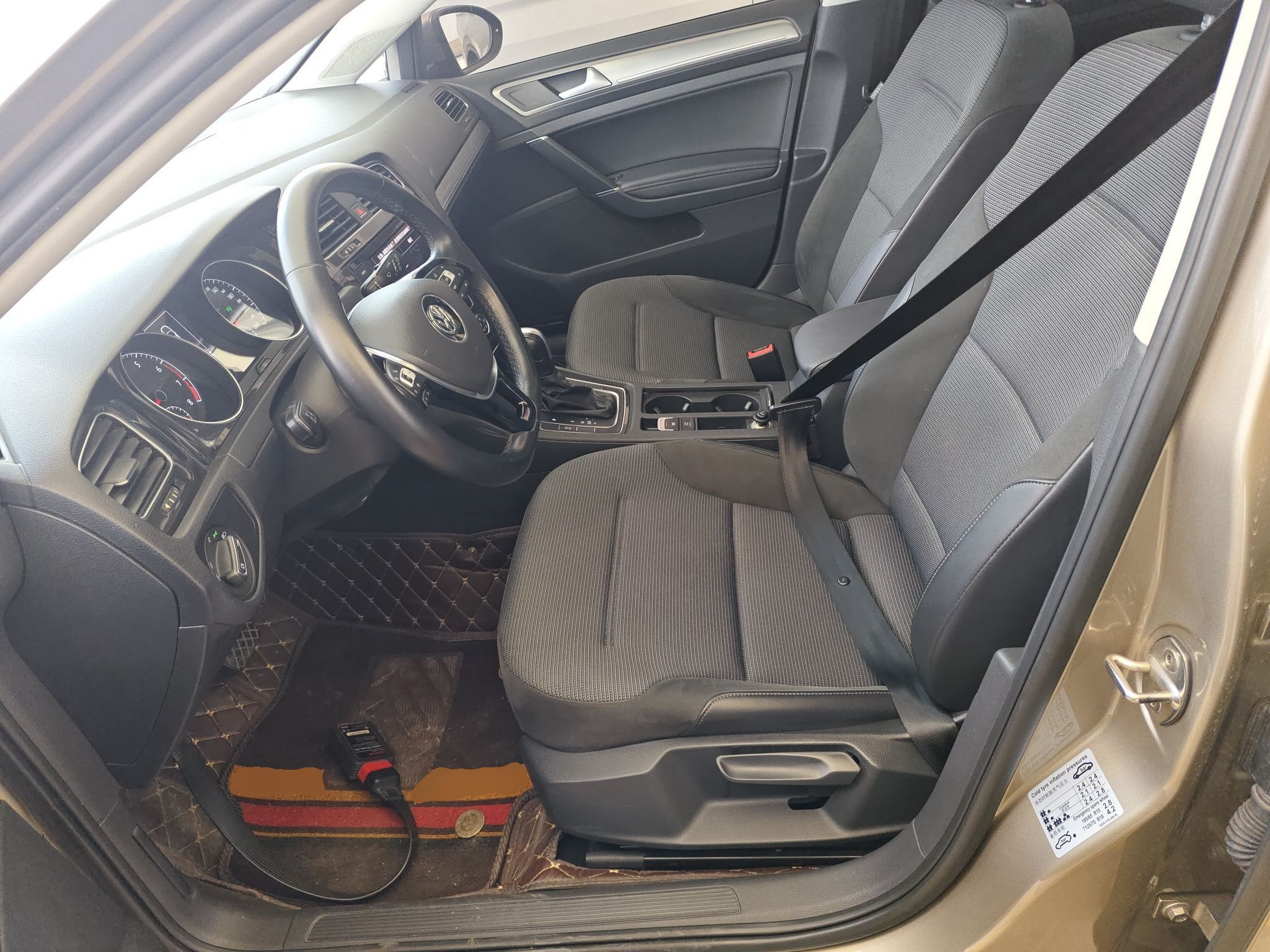 المقاعد الأمامية داخل السيارة