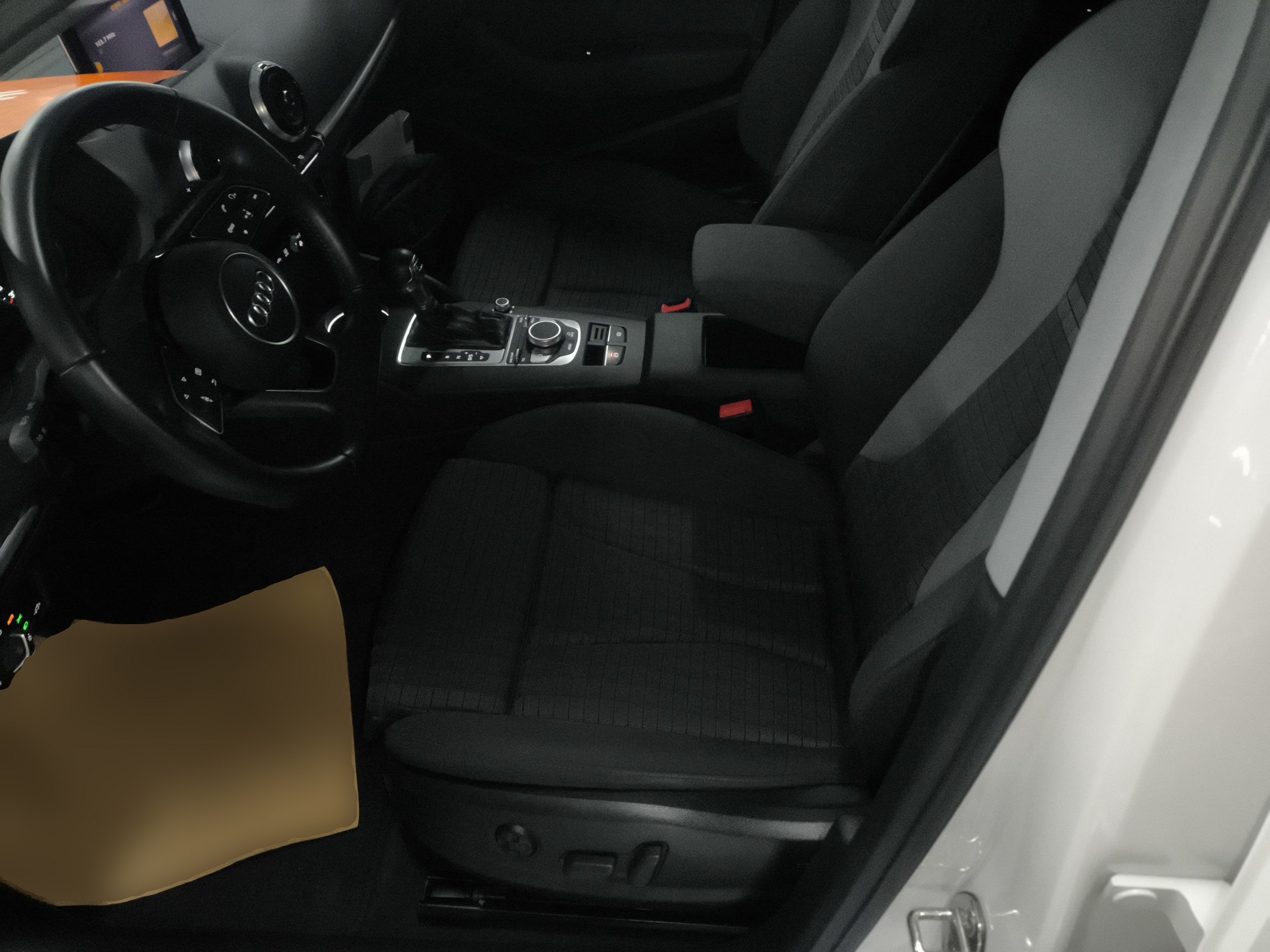 Переднее сиденье в автомобиле