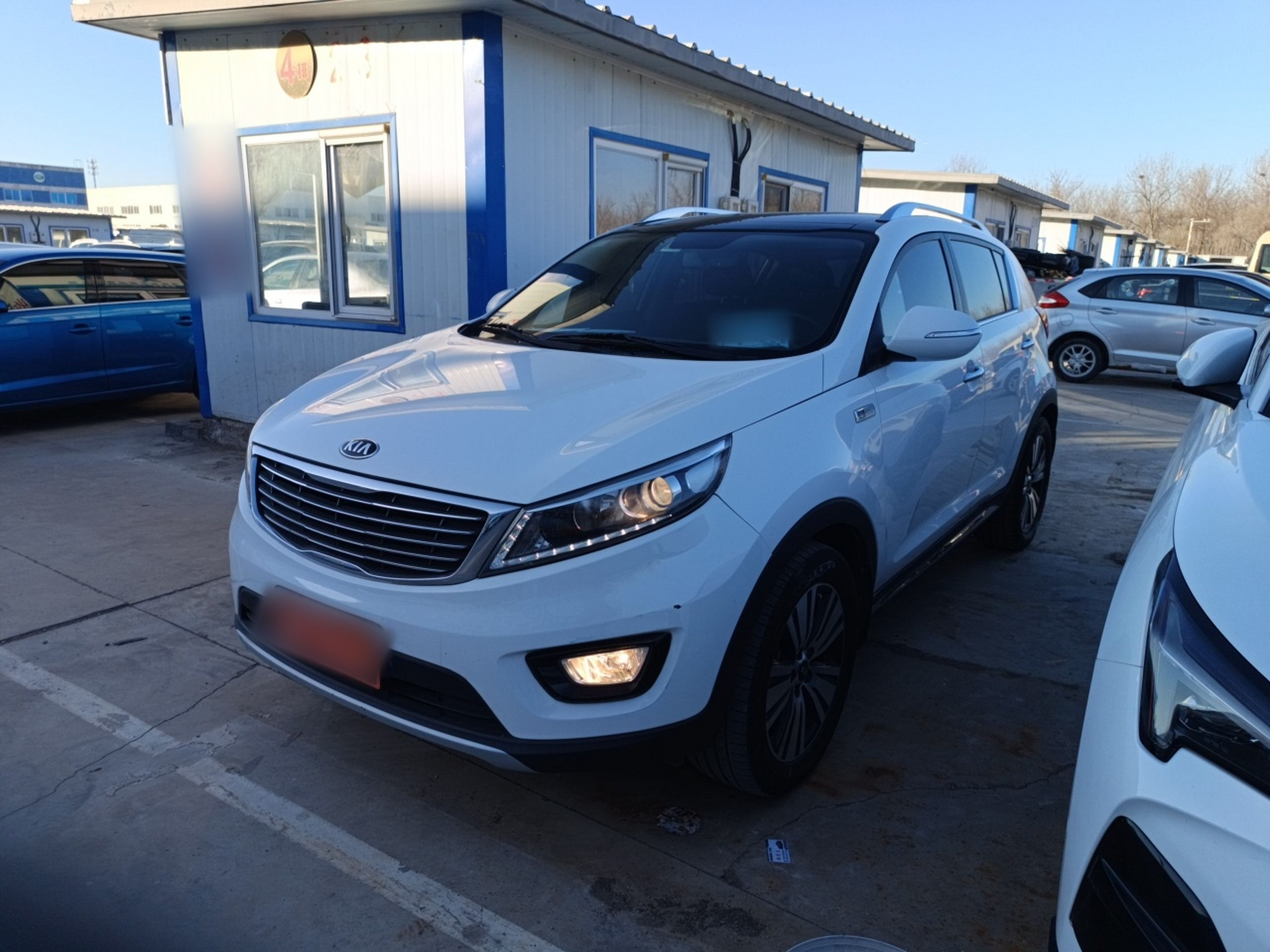 تحت مقدمة السيارة