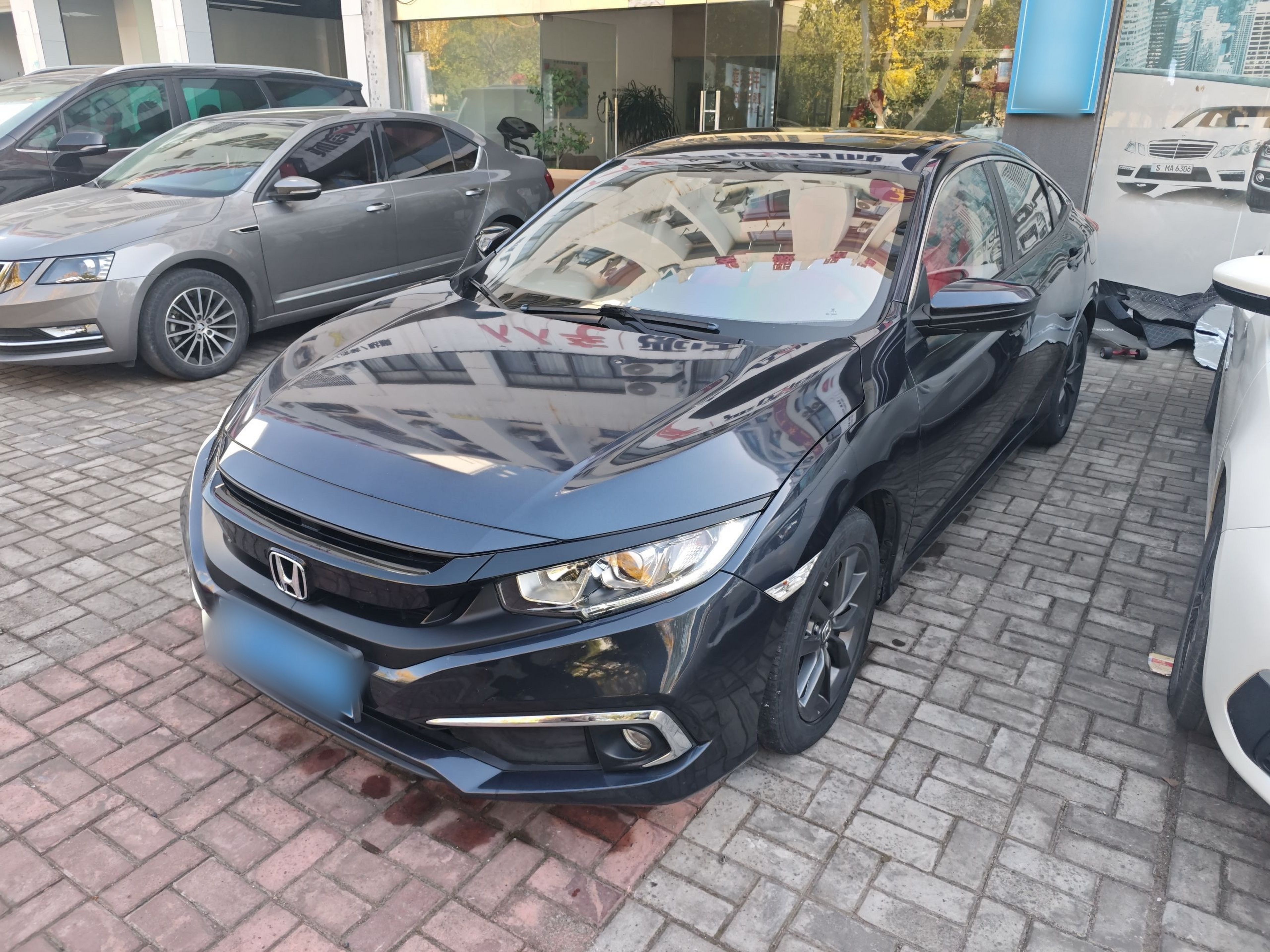 Под передней частью автомобиля