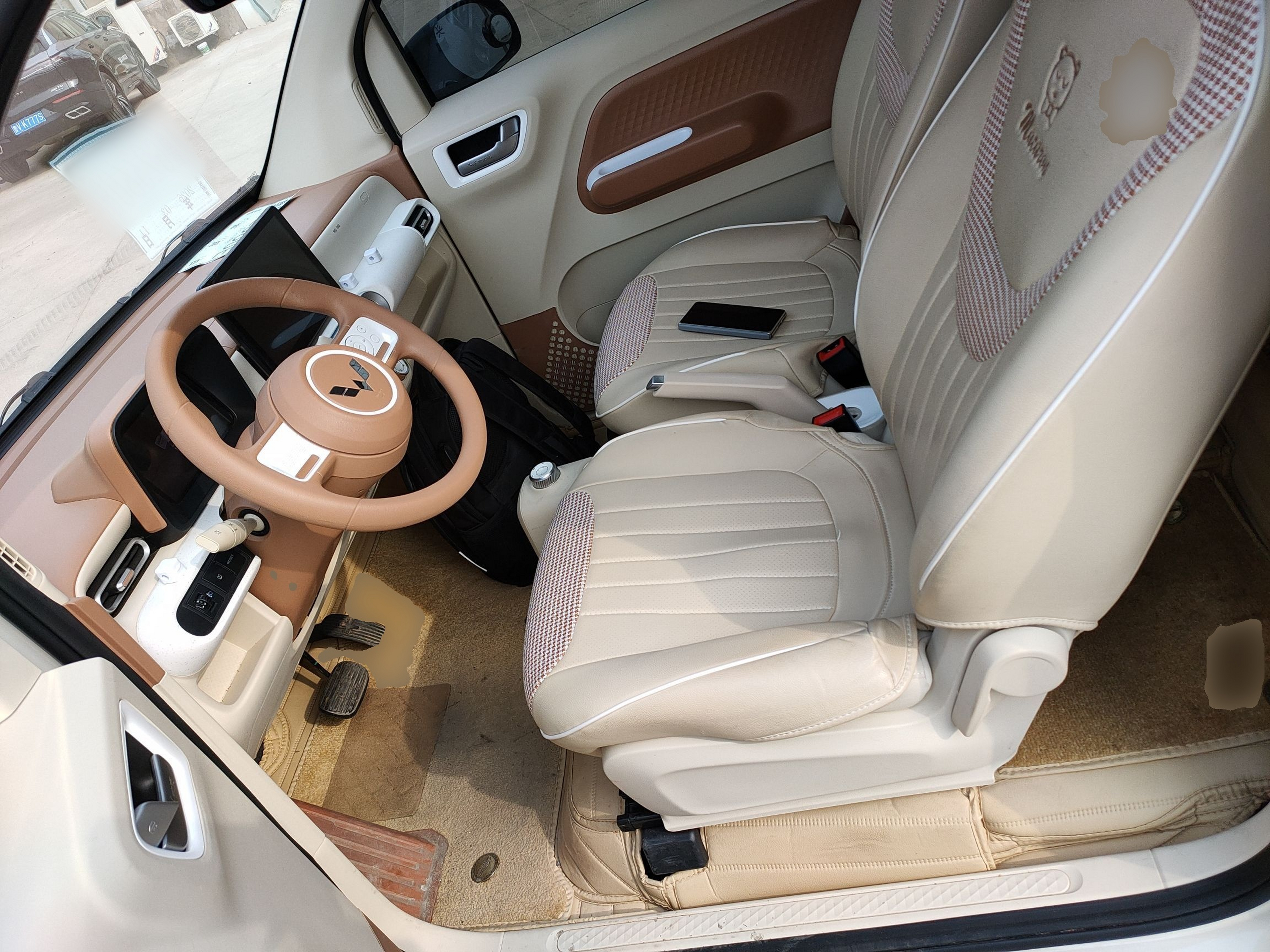 المقاعد الأمامية داخل السيارة