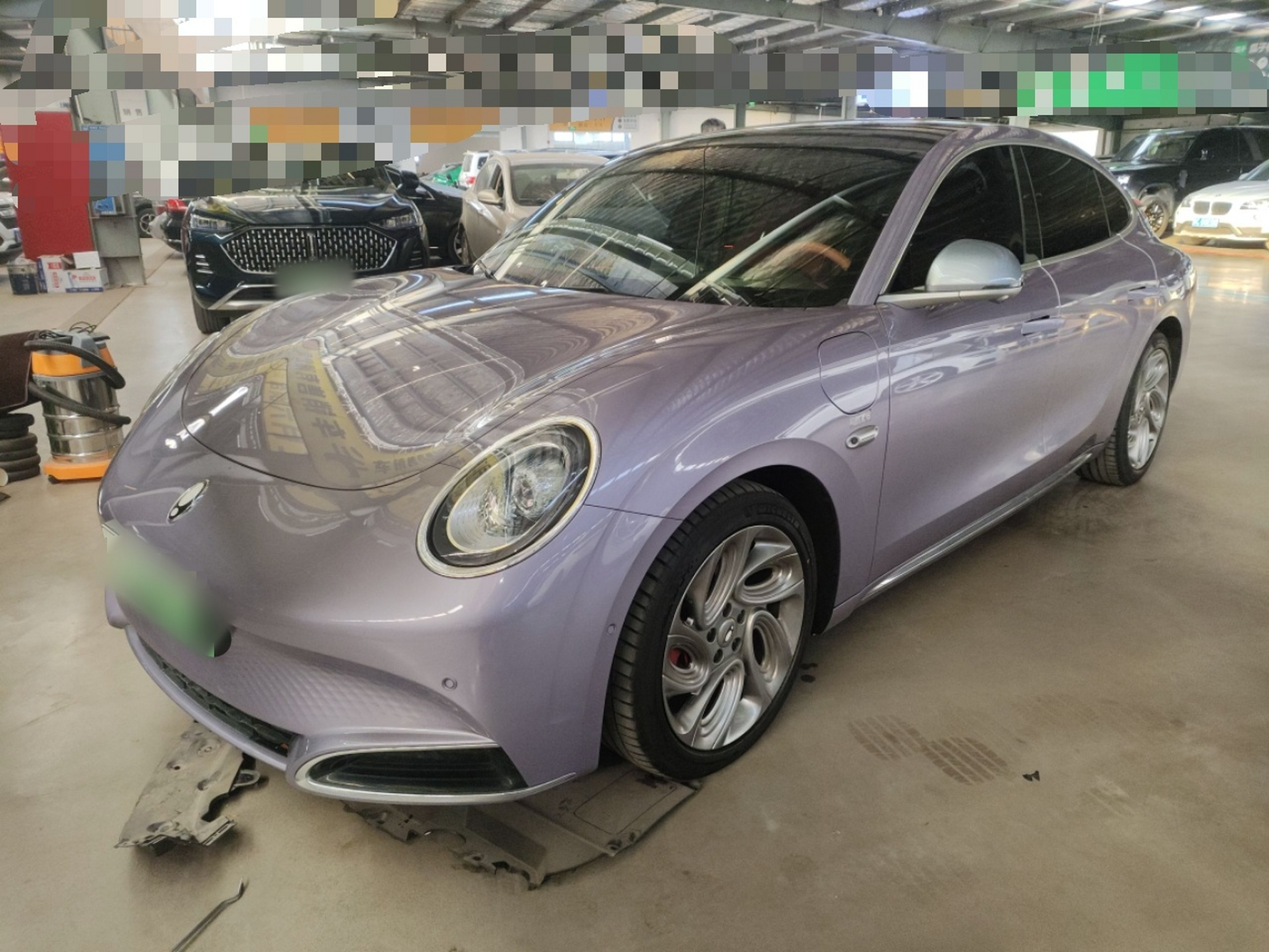 تحت مقدمة السيارة