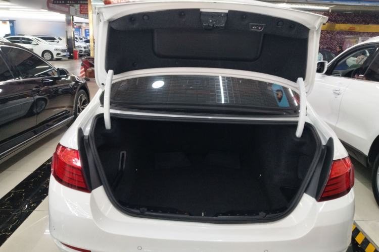 Used BMW 5 Series 2014 525Li Leading Model
