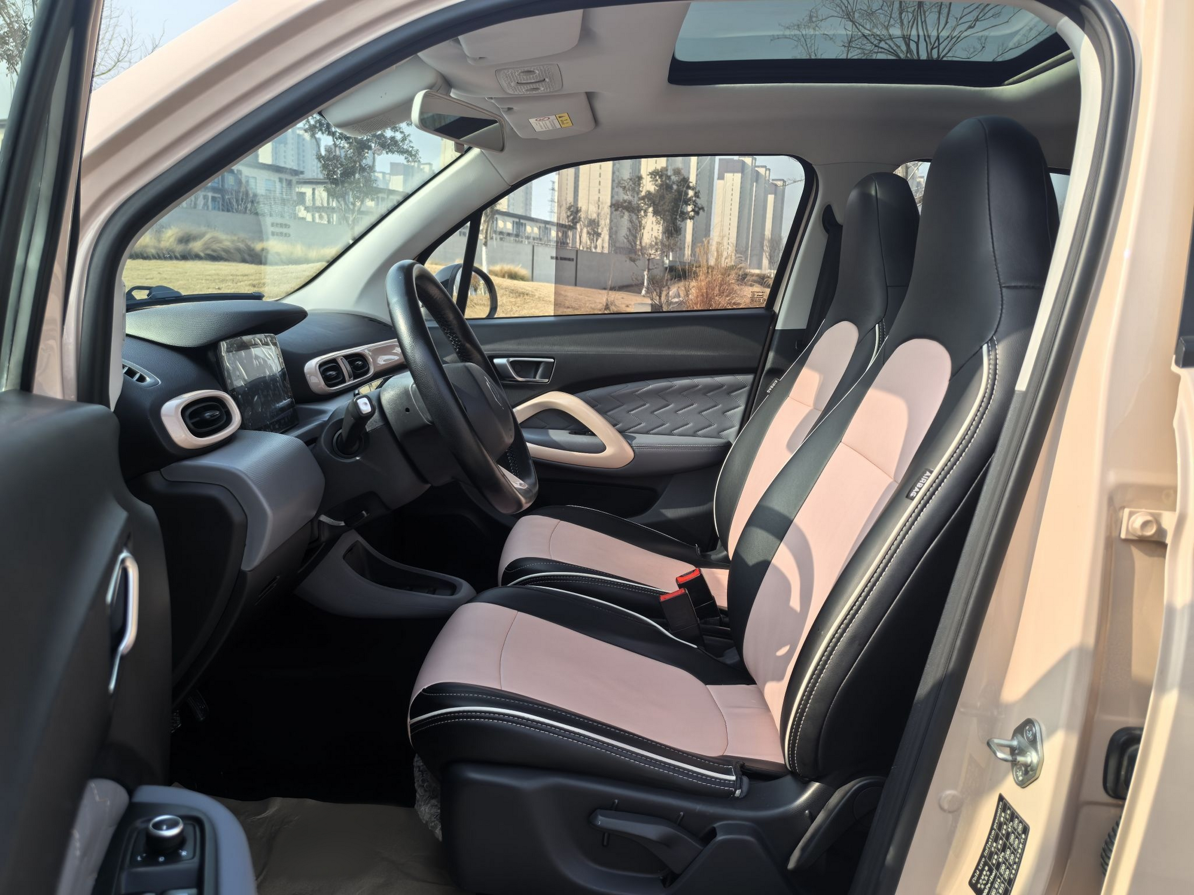 Переднее сиденье в автомобиле