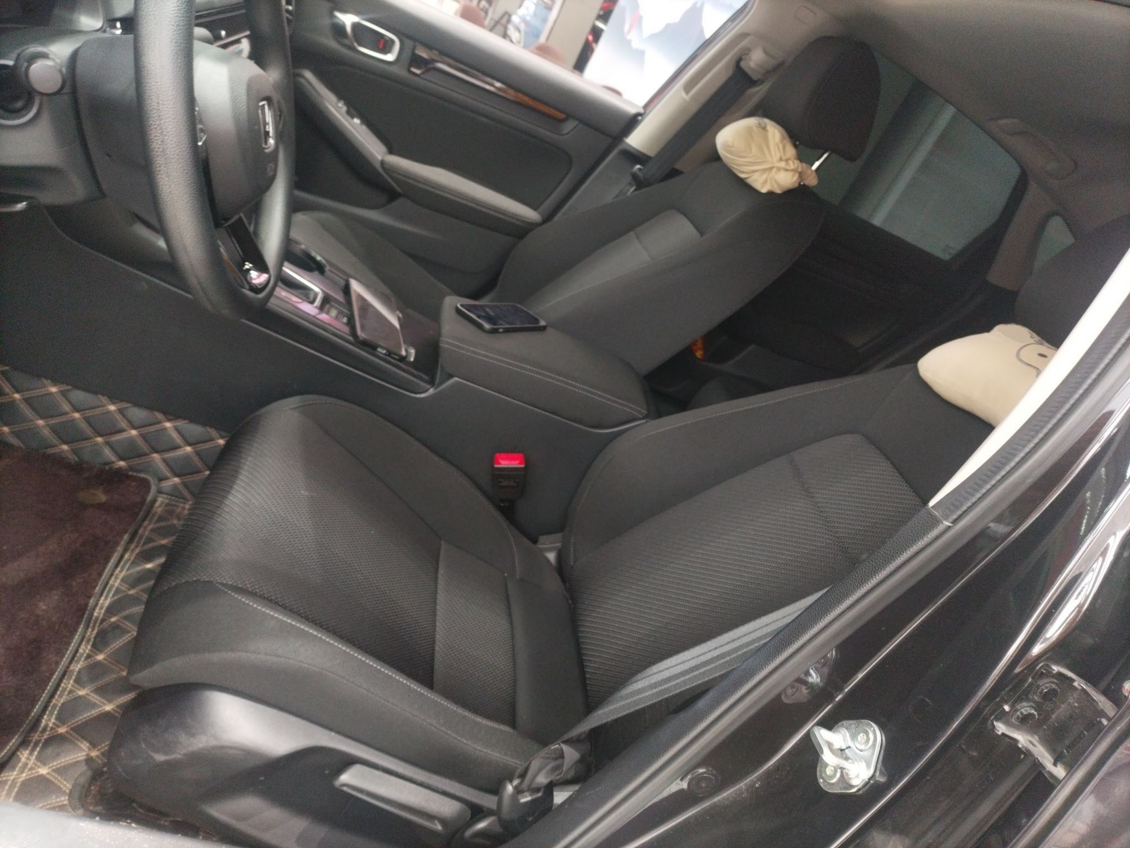 المقاعد الأمامية داخل السيارة