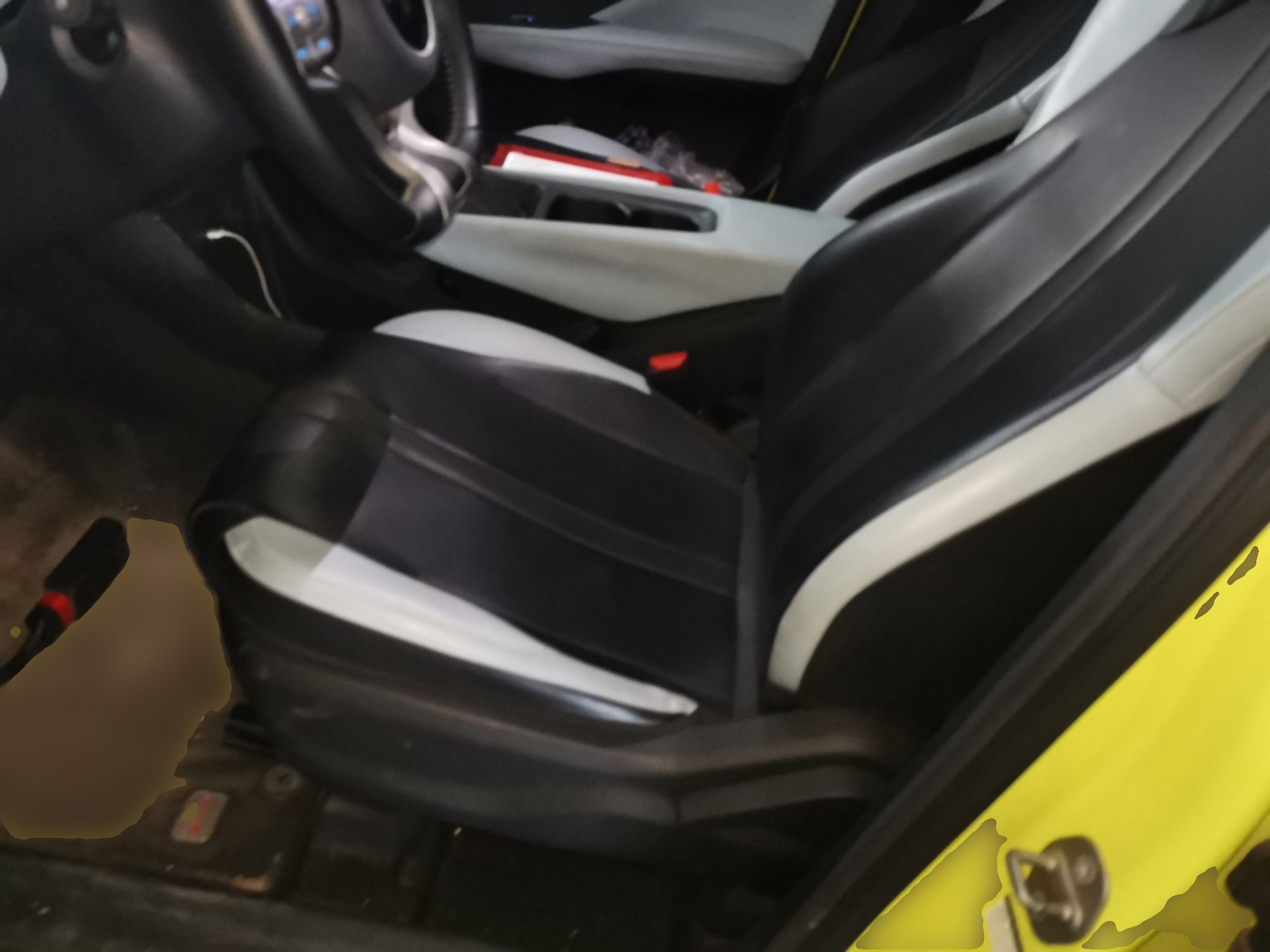 المقاعد الأمامية داخل السيارة