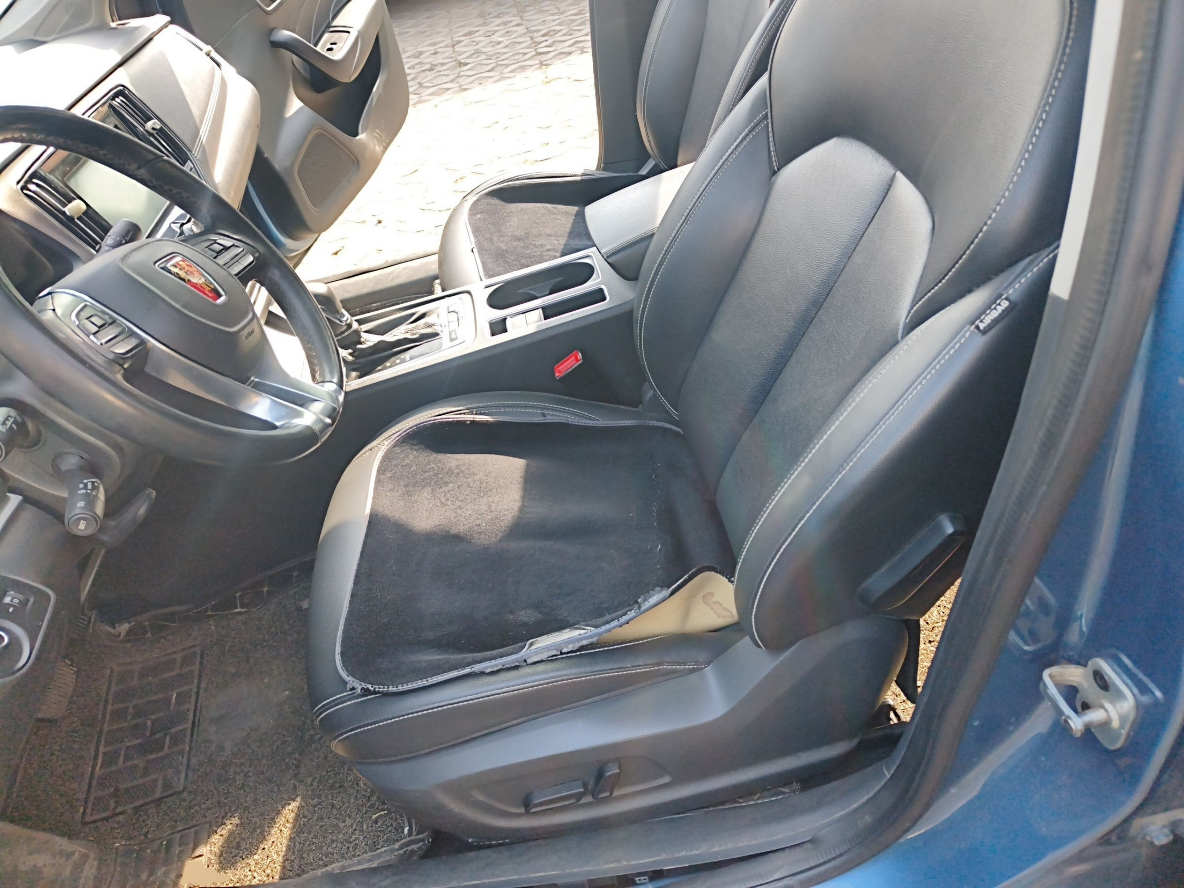 Переднее сиденье в автомобиле