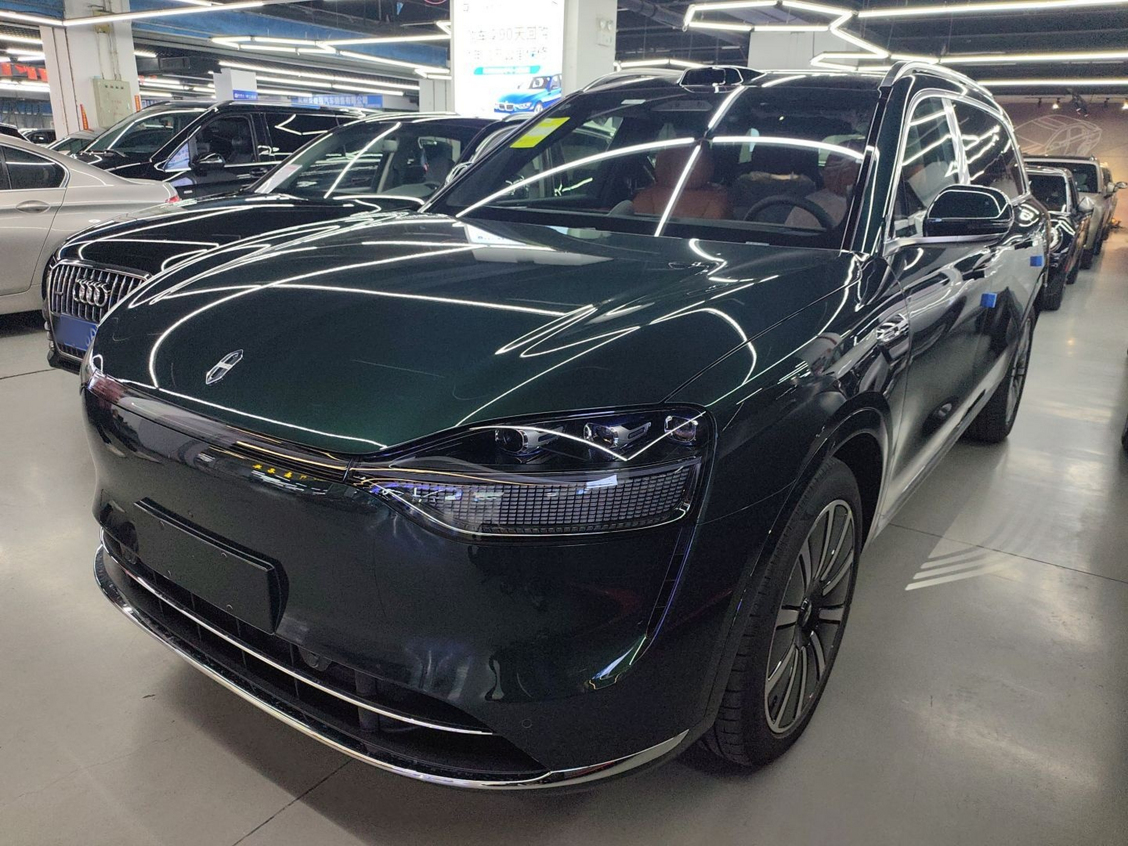 Под передней частью автомобиля