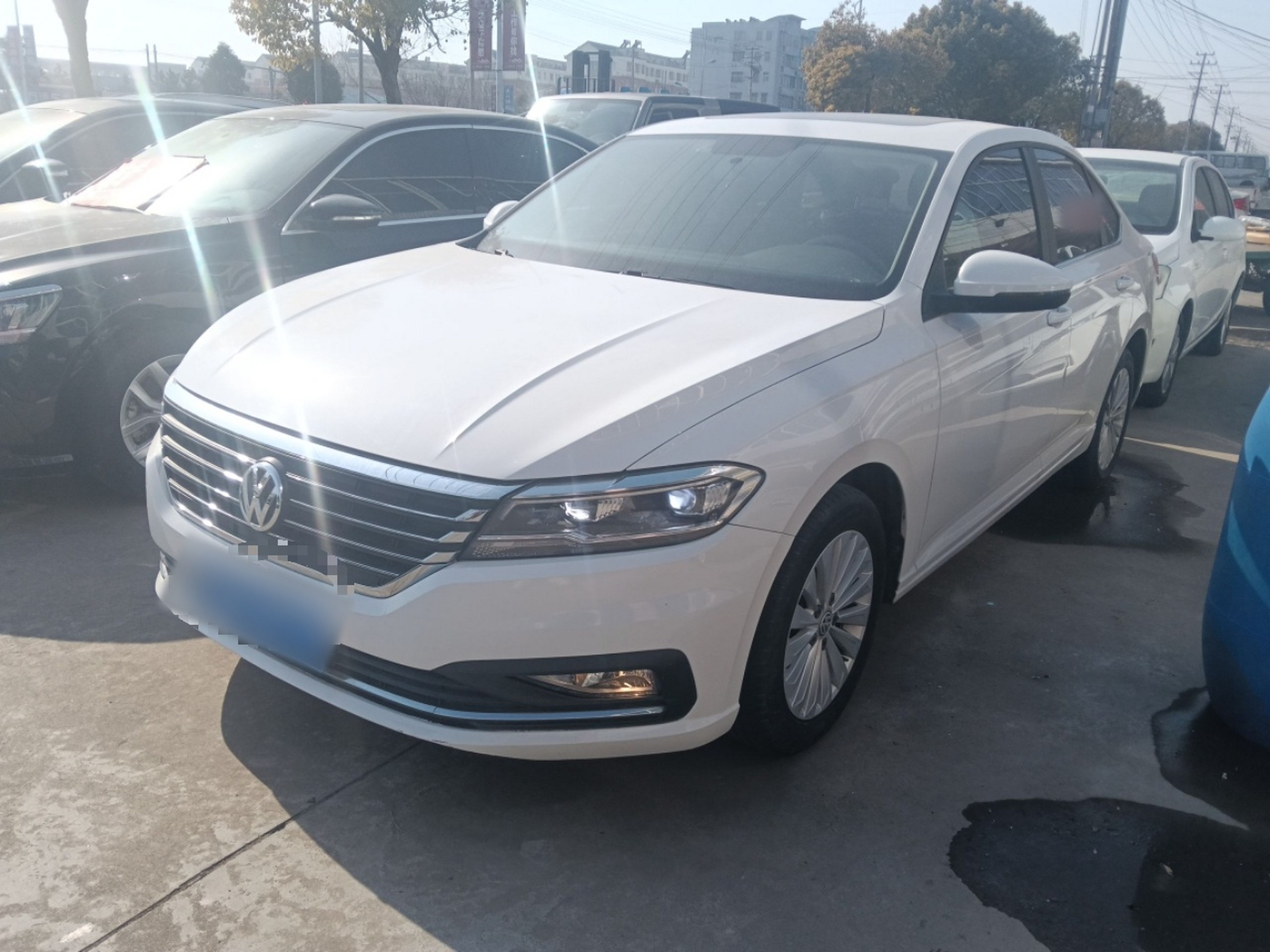 Под передней частью автомобиля