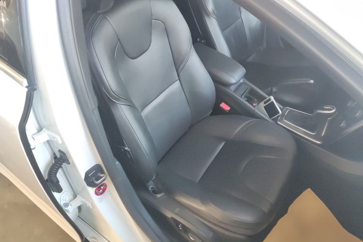 Used Volvo V40 2016 T4 Smart Luxury Edition
