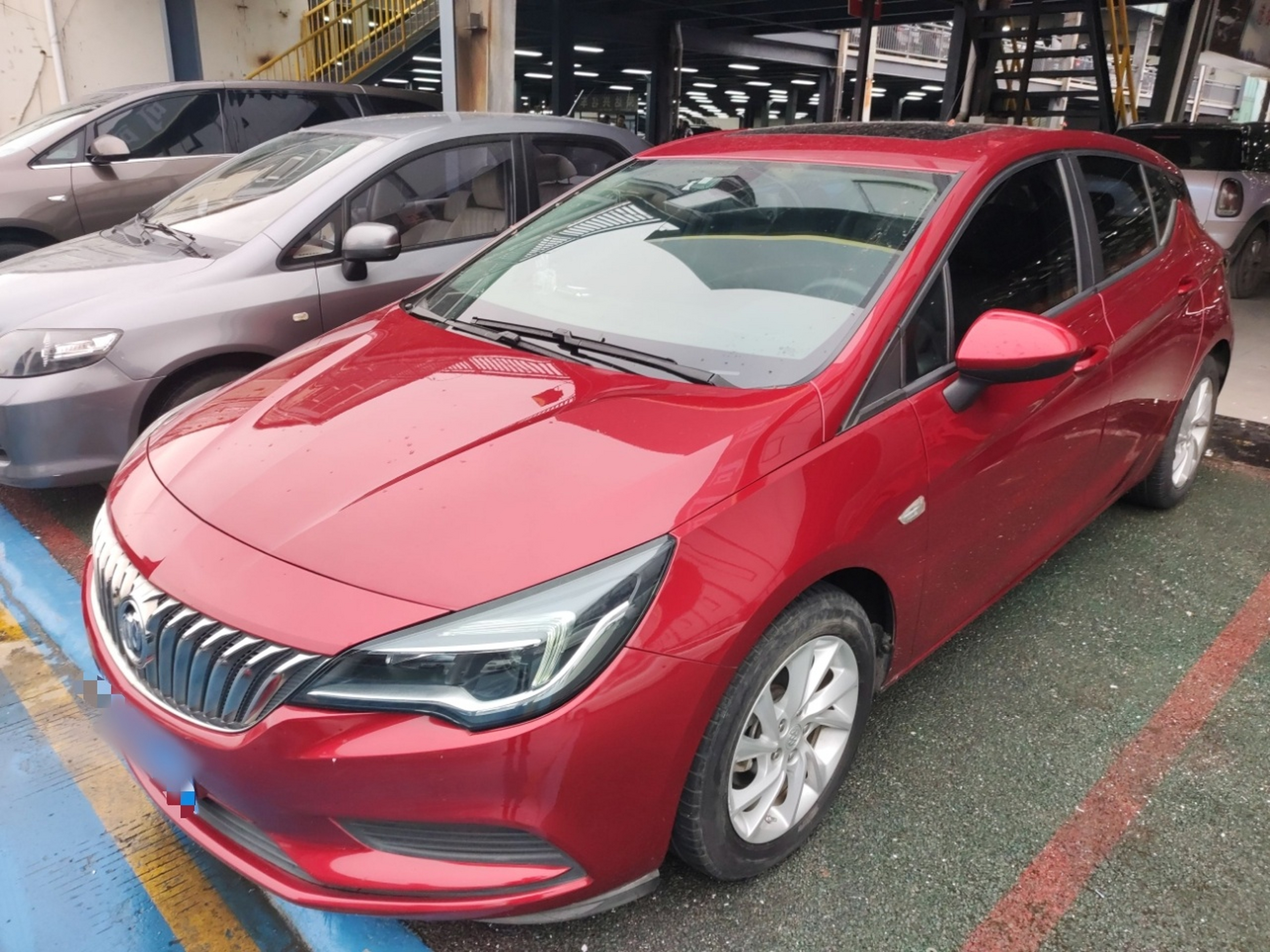 Под передней частью автомобиля