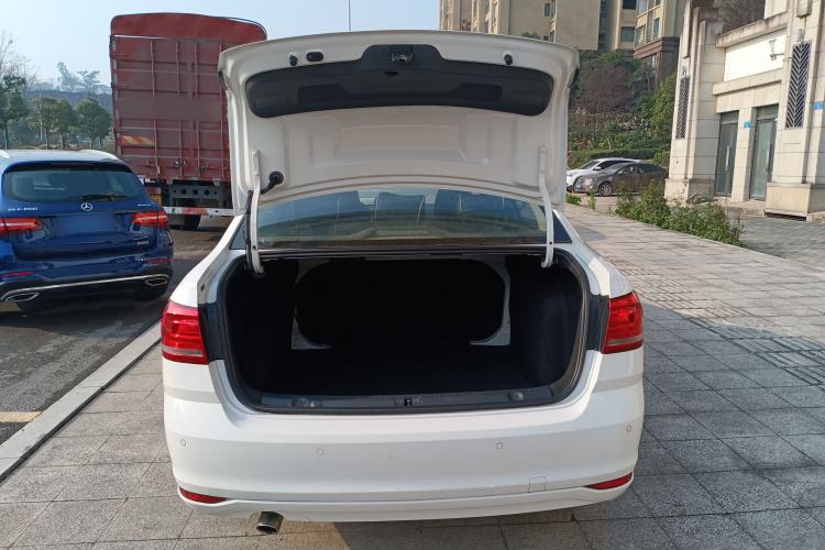 Used Volkswagen Lavida 2017 1.6L Manual Fashion Edition
