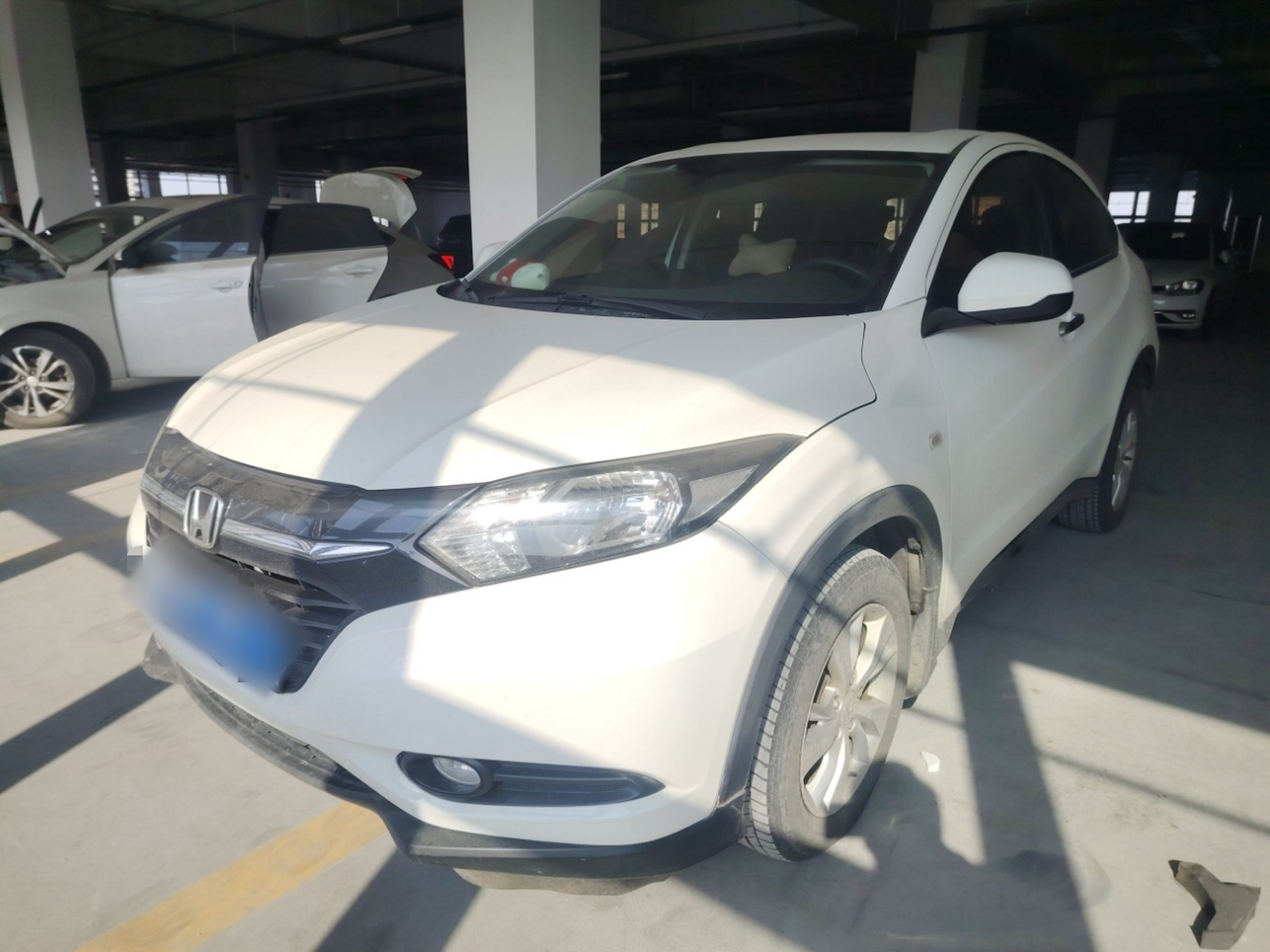 Под передней частью автомобиля