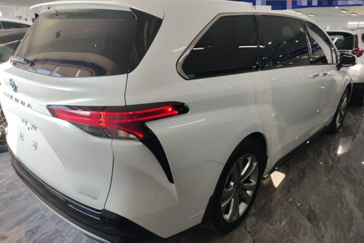 Used Toyota Sienna 2023 2.5L Hybrid Deluxe Edition