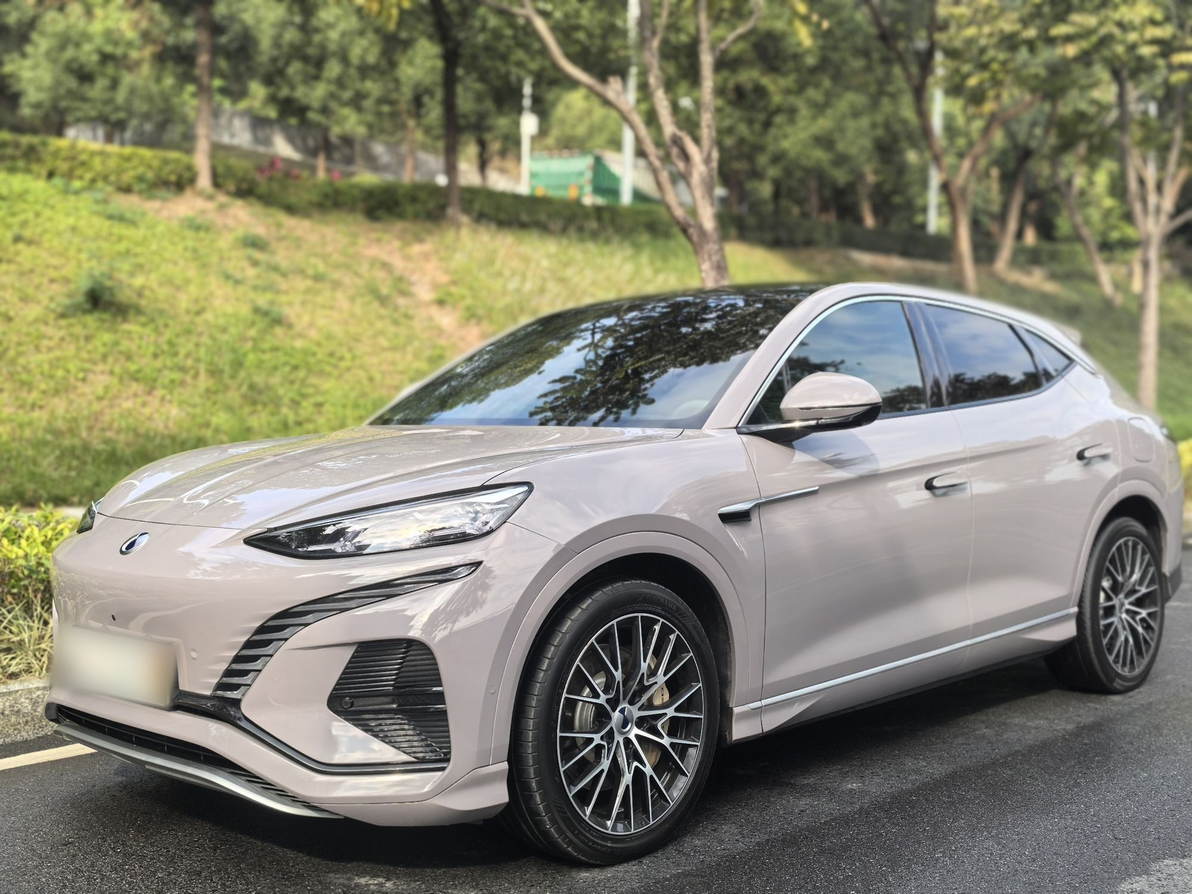 Под передней частью автомобиля