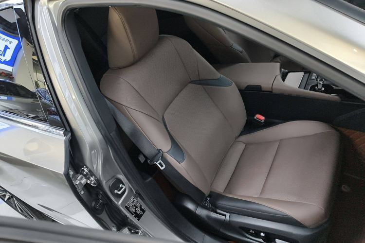 Used Lexus ES 2022 300h Deluxe Edition
