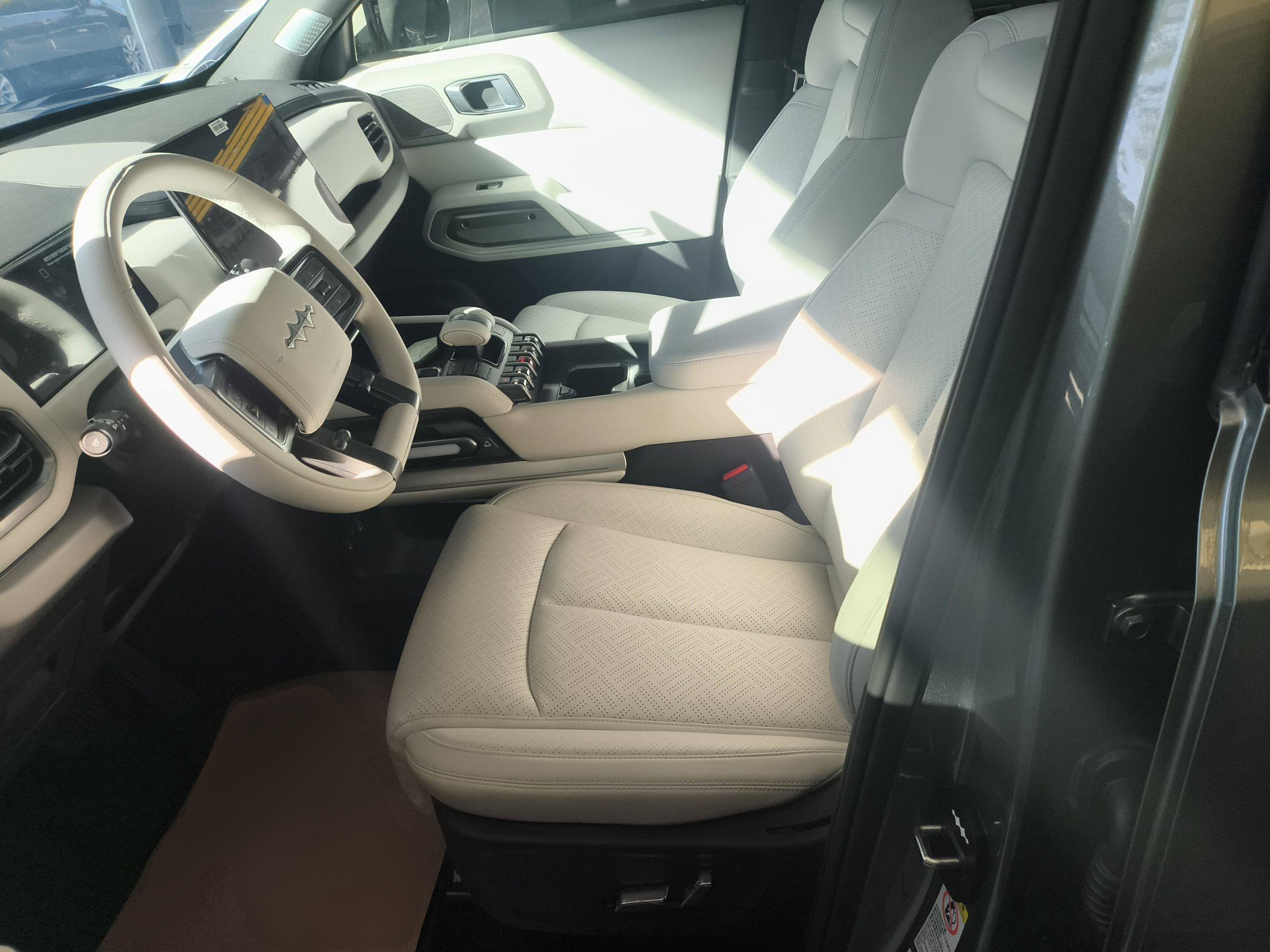 المقاعد الأمامية داخل السيارة