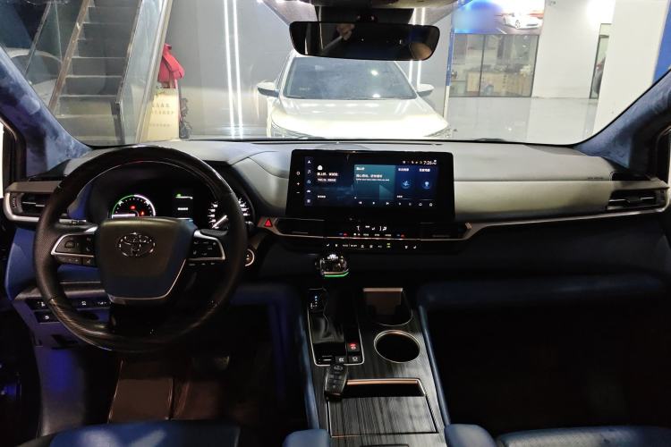 Used Toyota Sienna 2023 2.5L Hybrid Deluxe Edition