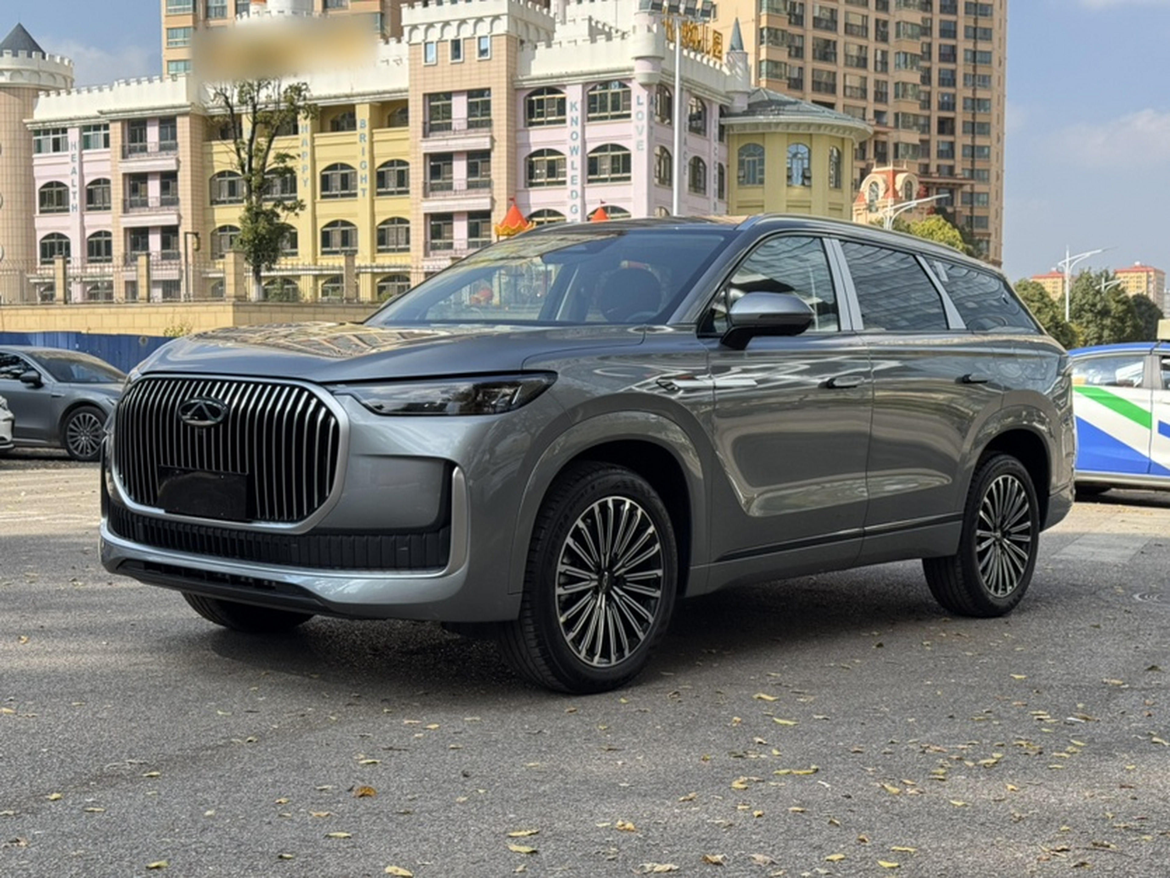 Под передней частью автомобиля