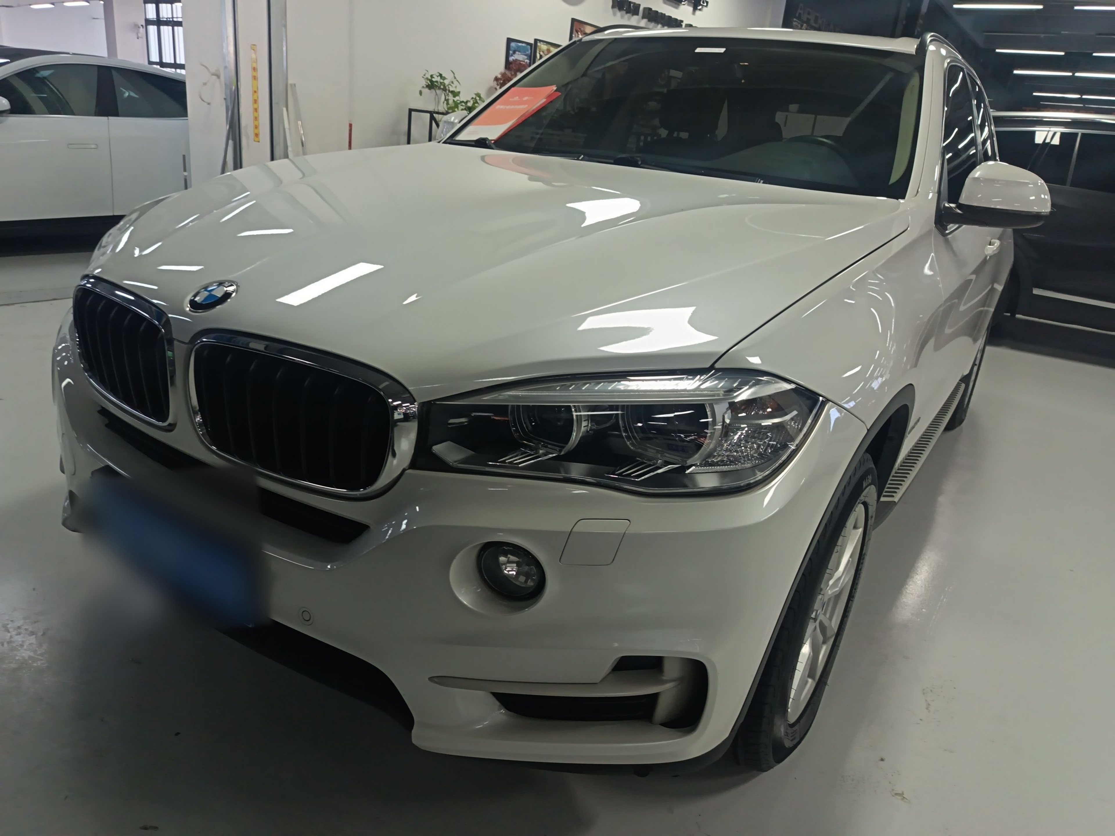 Под передней частью автомобиля