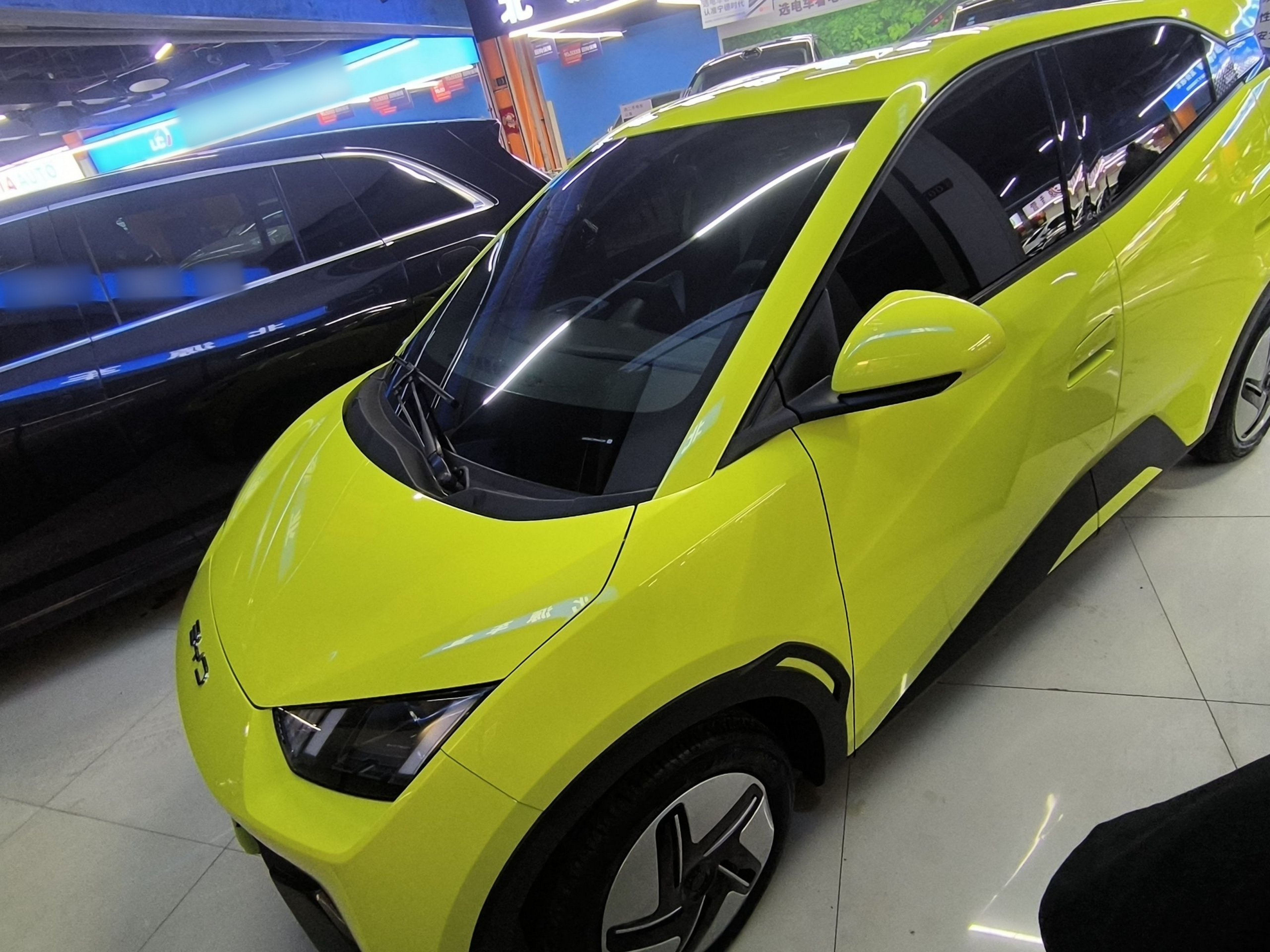 تحت مقدمة السيارة