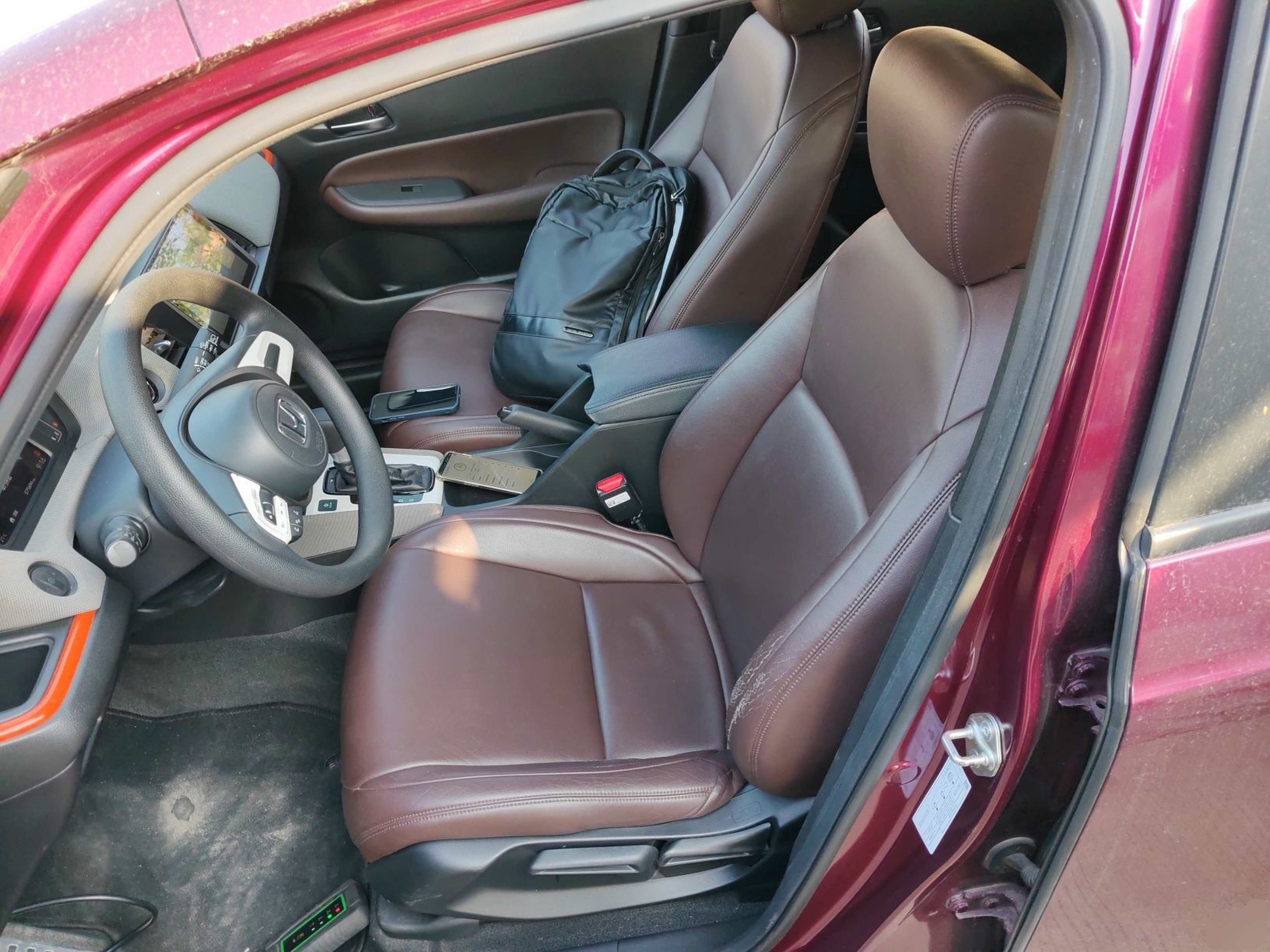 المقاعد الأمامية داخل السيارة