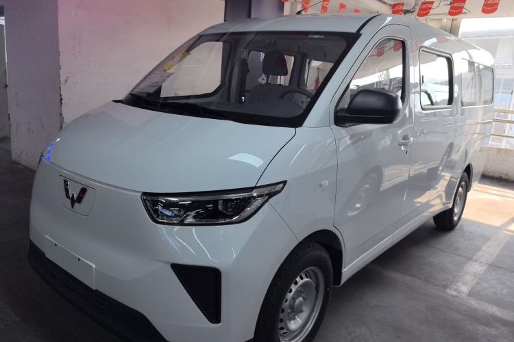 Used Wuling Yangguang 2024 300KM Comfort Version Passenger Van 75kW
