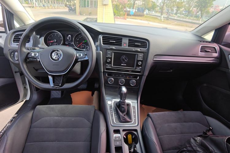 Used Volkswagen Golf 2018 230TSI Automatic Luxury Version
