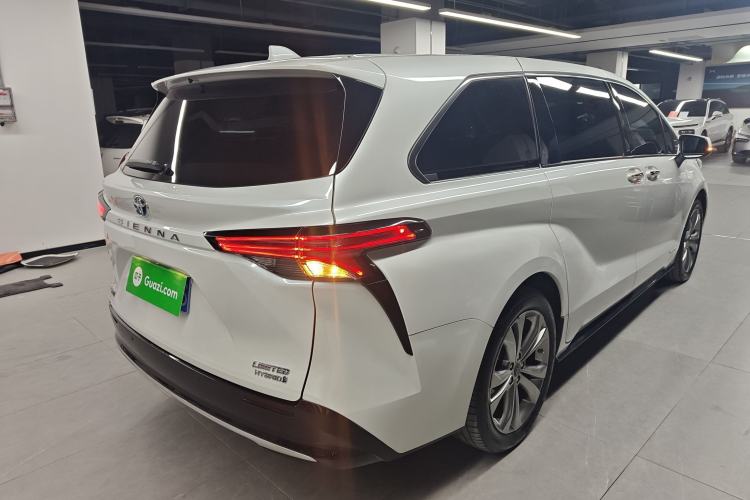 Used Toyota Sienna 2023 2.5L Hybrid Deluxe Edition
