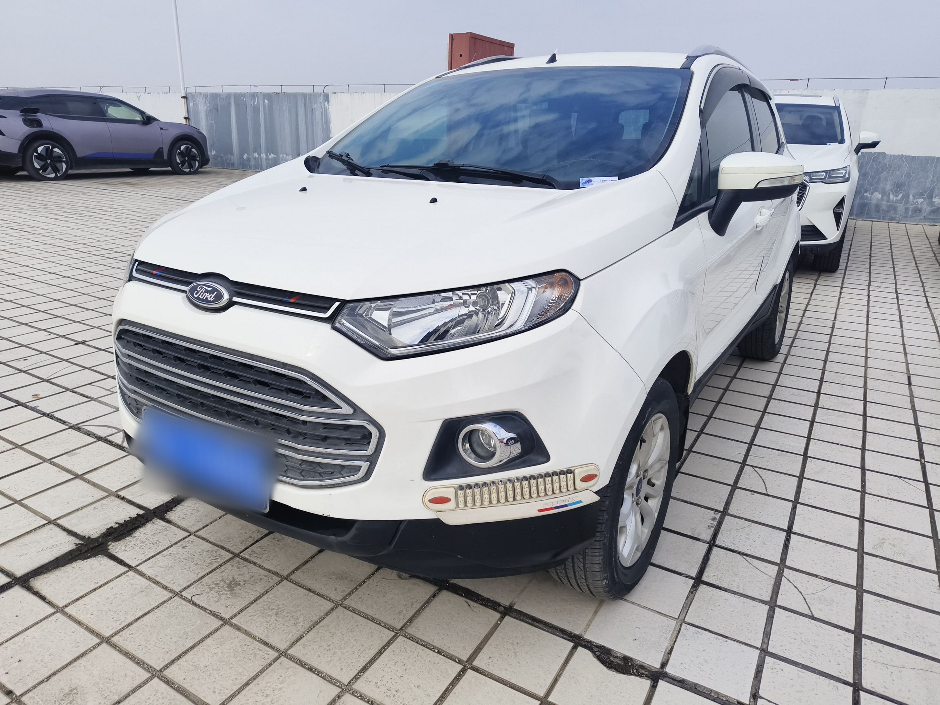 تحت مقدمة السيارة