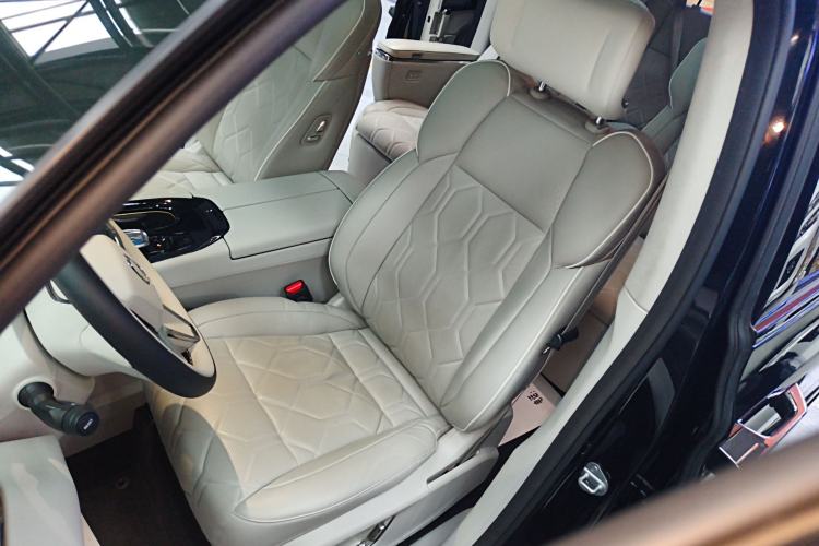 Used Volvo EM90 2025 Ultra Six-Seater
