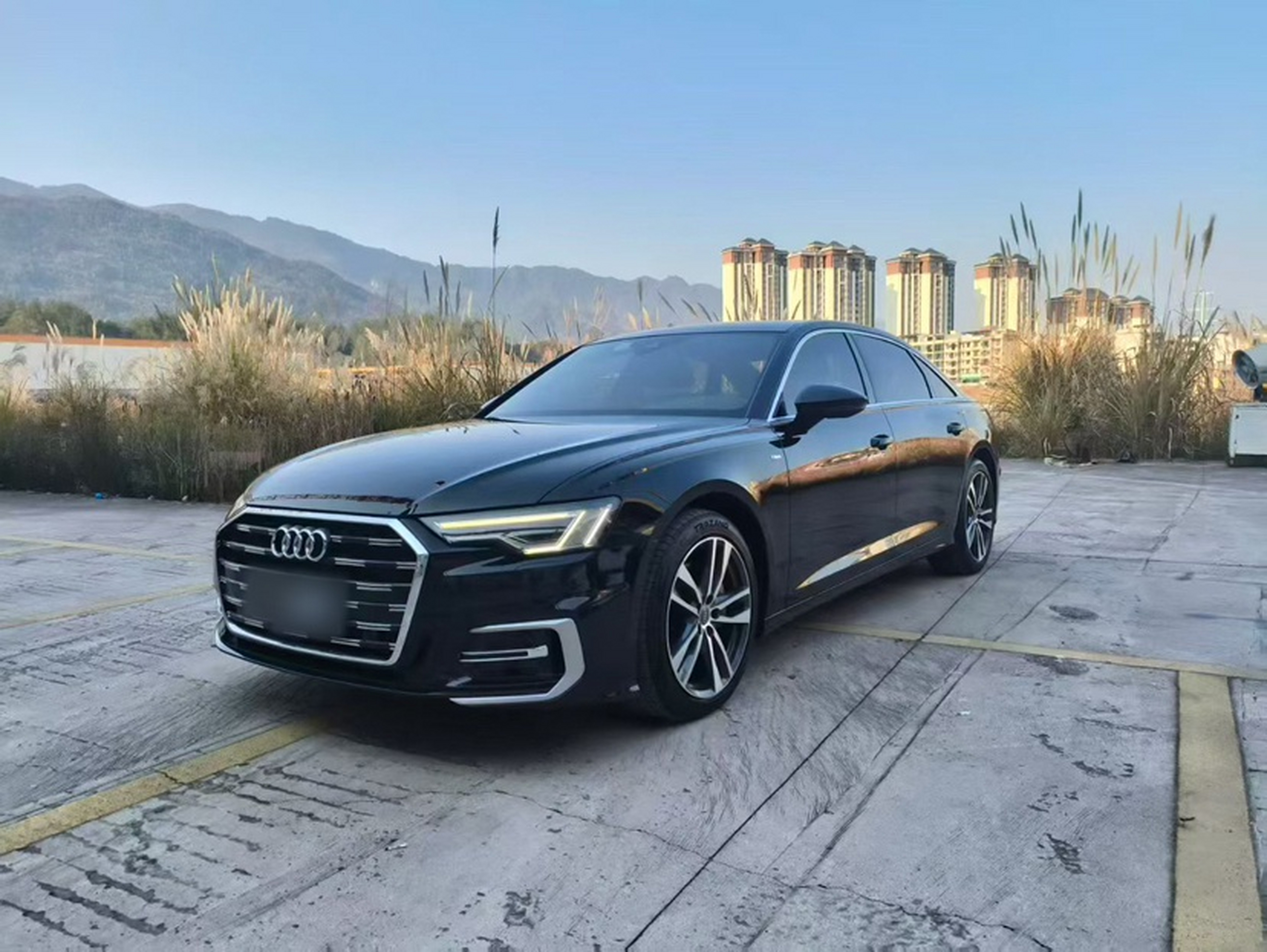 Под передней частью автомобиля