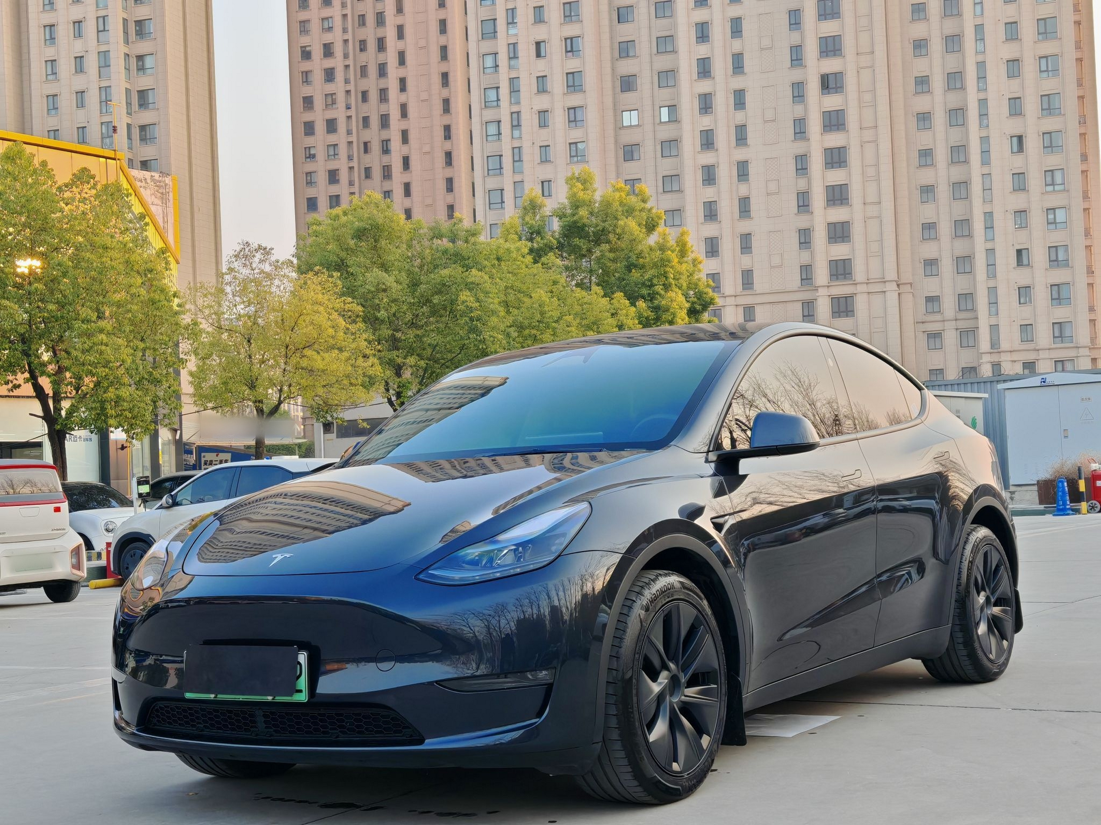 Под передней частью автомобиля