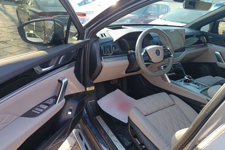 Used BYD Tang New Energy 2024 DM-i Glory Edition 200KM Flagship Model
